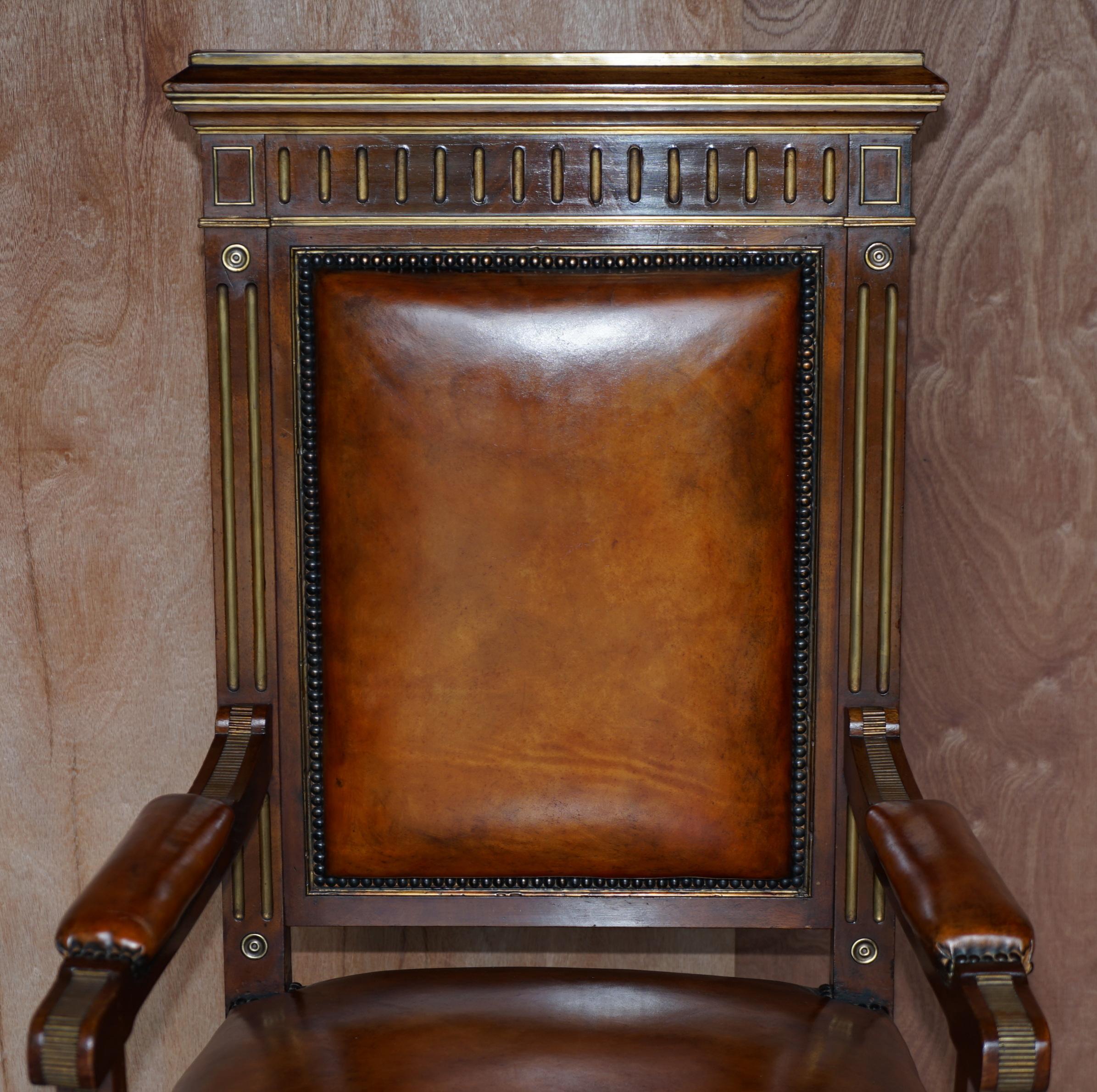 Fauteuil de bureau et fauteuil en cuir russe ancien restauré en bois dur et métal doré en vente 9