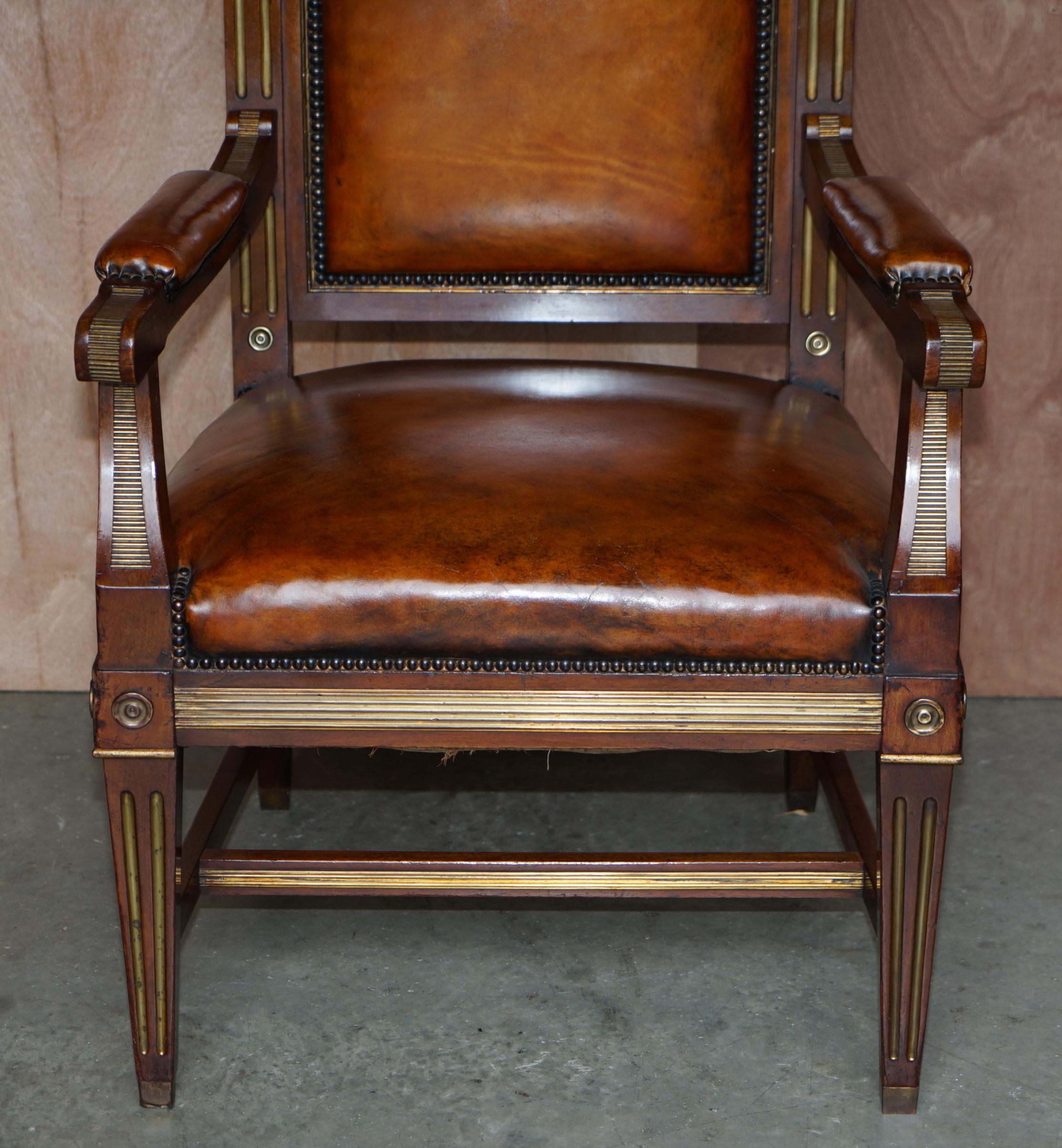 Fauteuil de bureau et fauteuil en cuir russe ancien restauré en bois dur et métal doré en vente 10