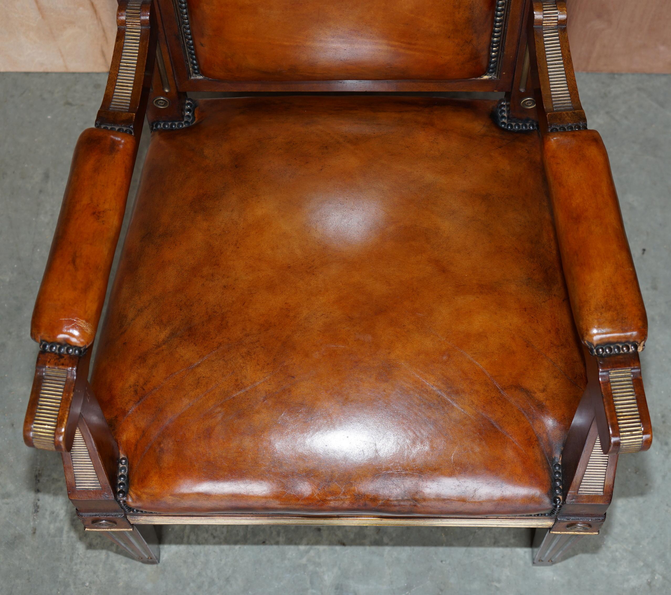 Fauteuil de bureau et fauteuil en cuir russe ancien restauré en bois dur et métal doré en vente 11