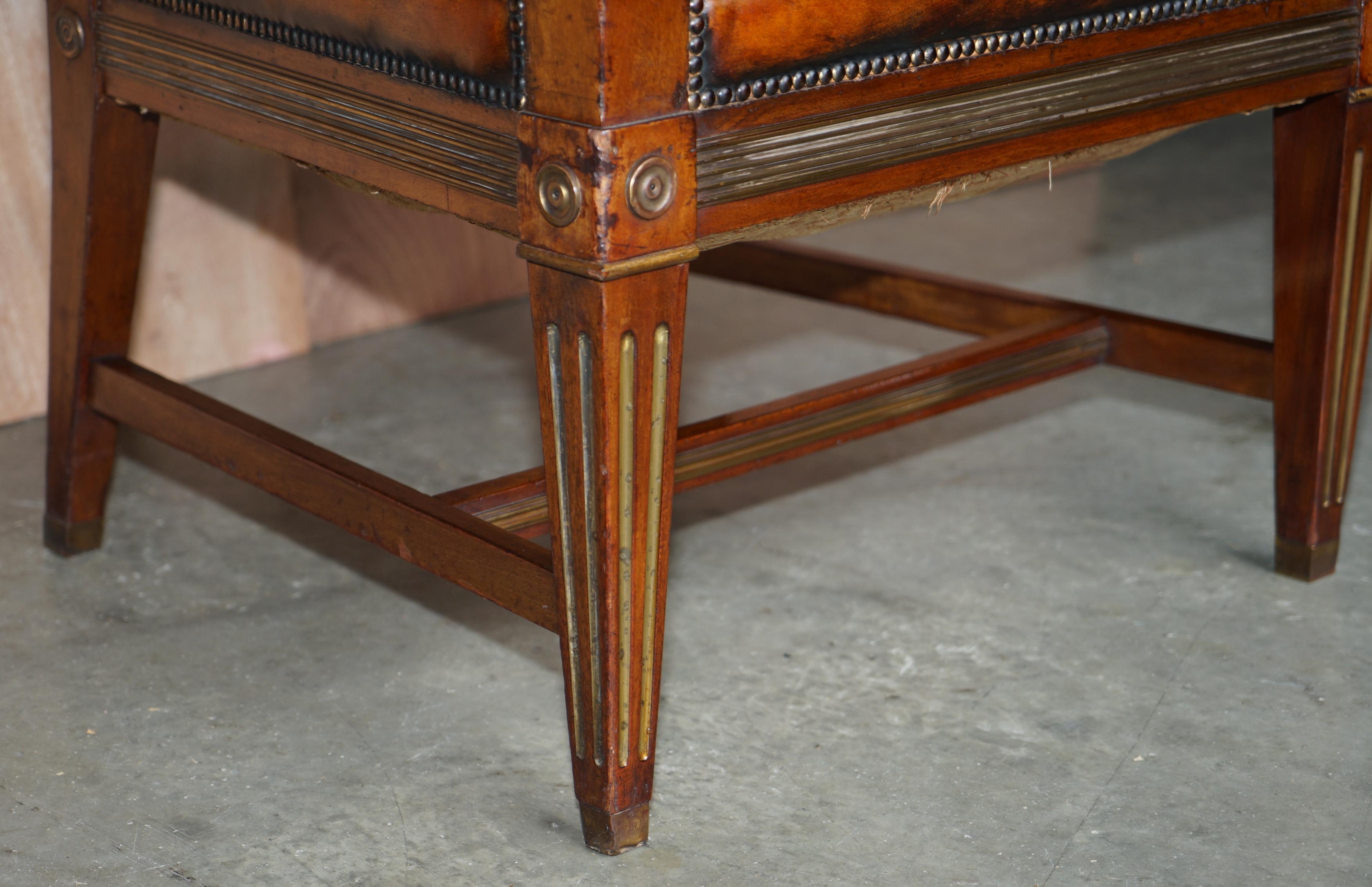 Fauteuil de bureau et fauteuil en cuir russe ancien restauré en bois dur et métal doré en vente 12