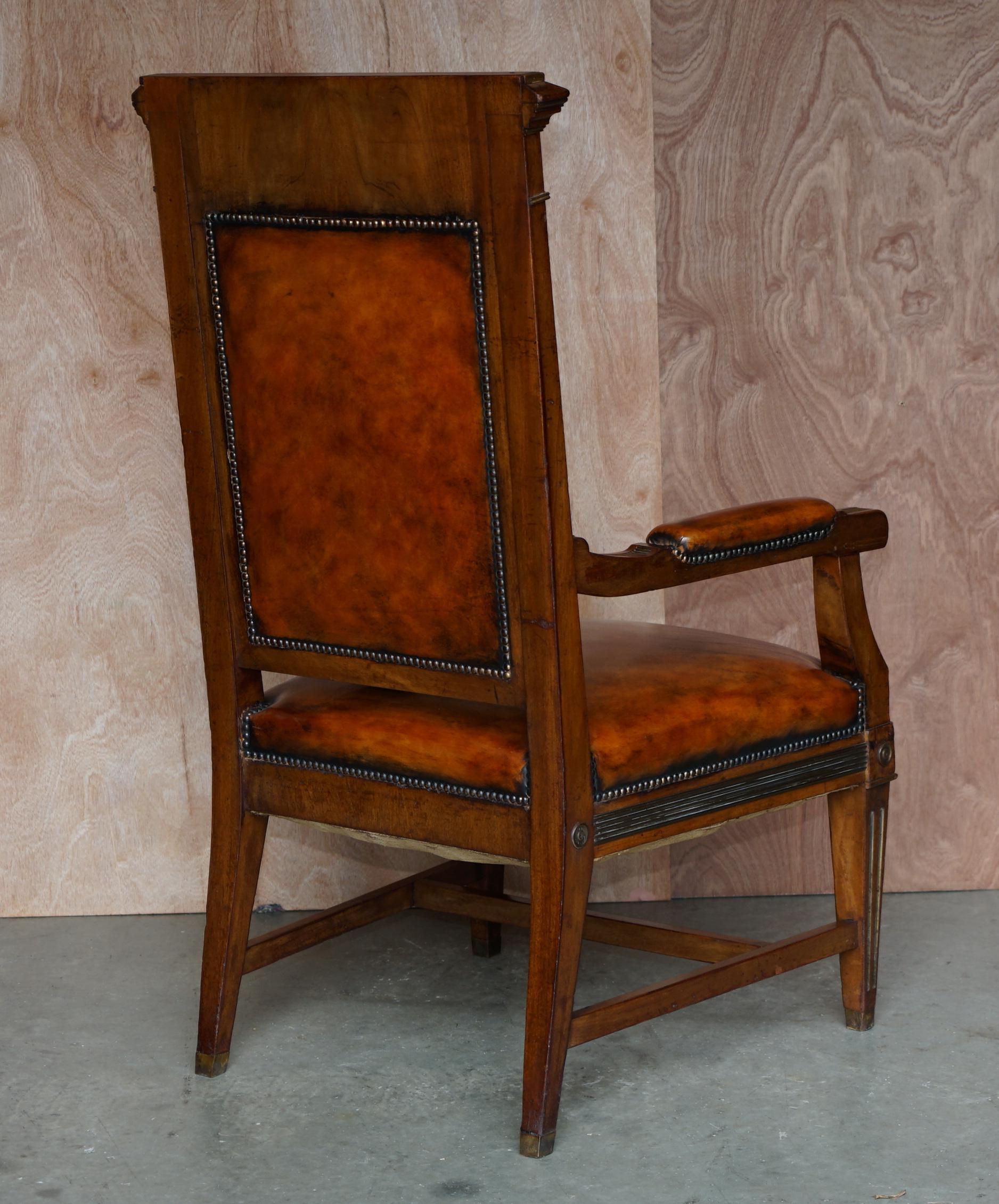 Fauteuil de bureau et fauteuil en cuir russe ancien restauré en bois dur et métal doré en vente 13