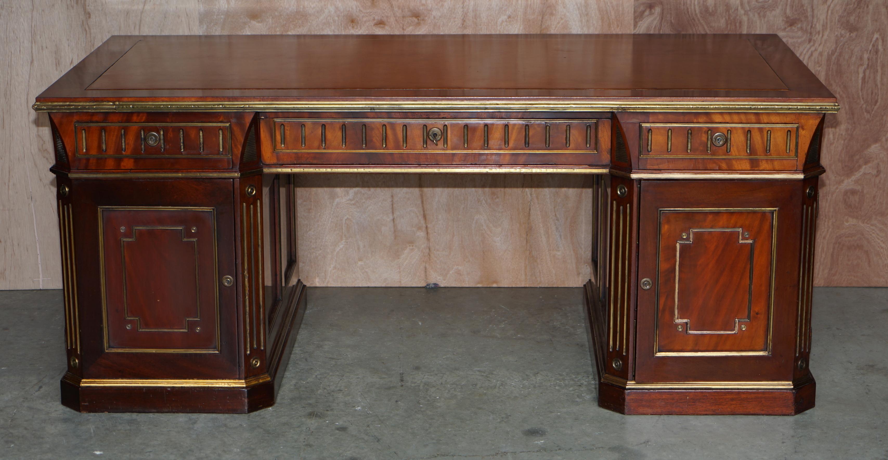 Victorien Fauteuil de bureau et fauteuil en cuir russe ancien restauré en bois dur et métal doré en vente