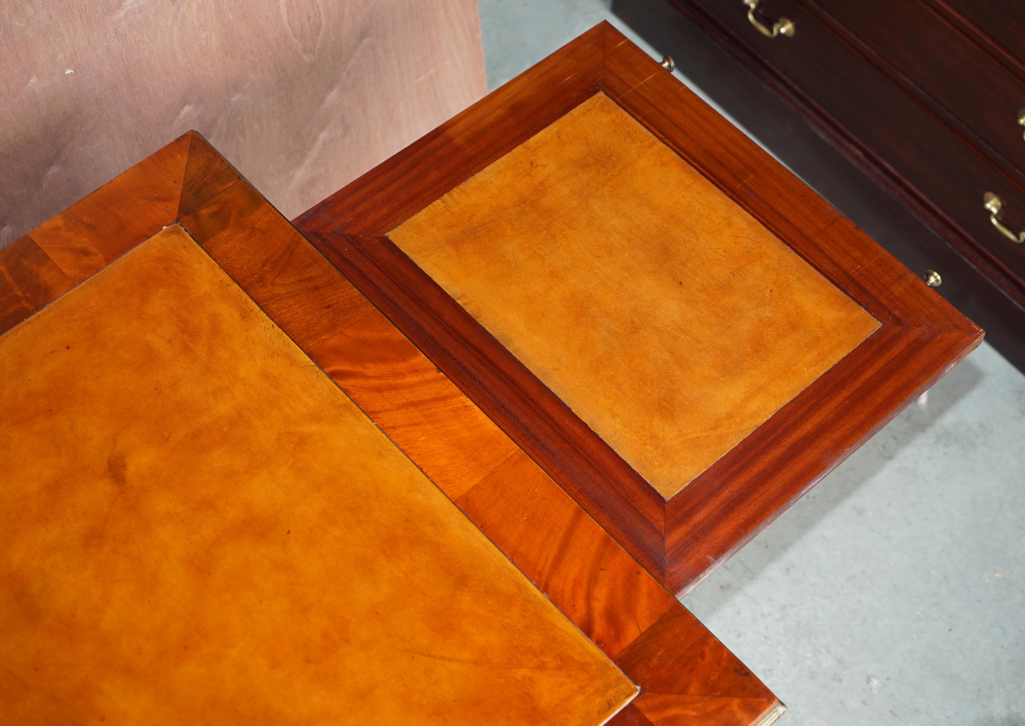 Fauteuil de bureau et fauteuil en cuir russe ancien restauré en bois dur et métal doré en vente 1