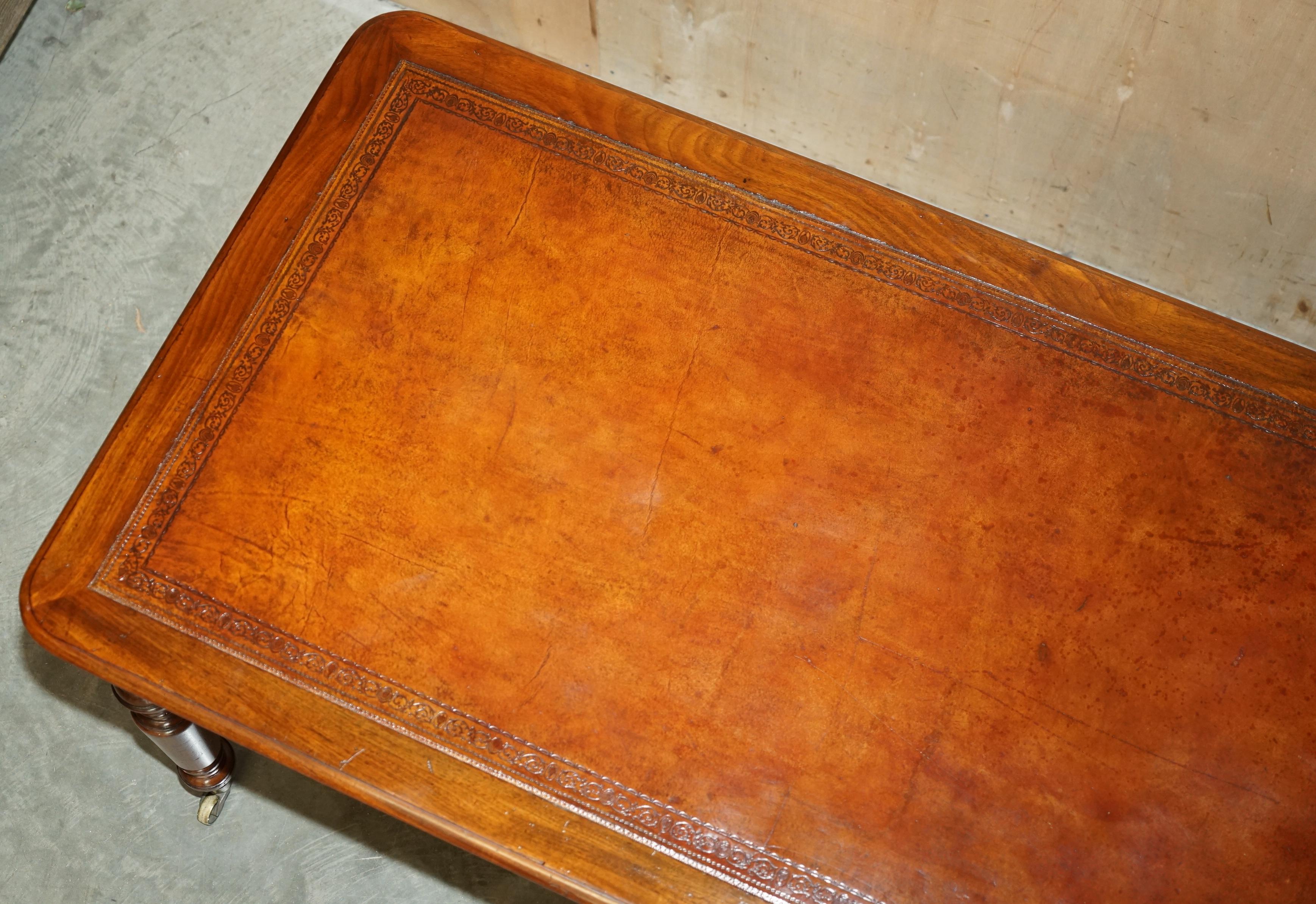 RESTORED ANTIQUE ViCTORIAN HOWARD & SON'S BROWN LEATHER LIBRARY DINING TABLE en vente 2
