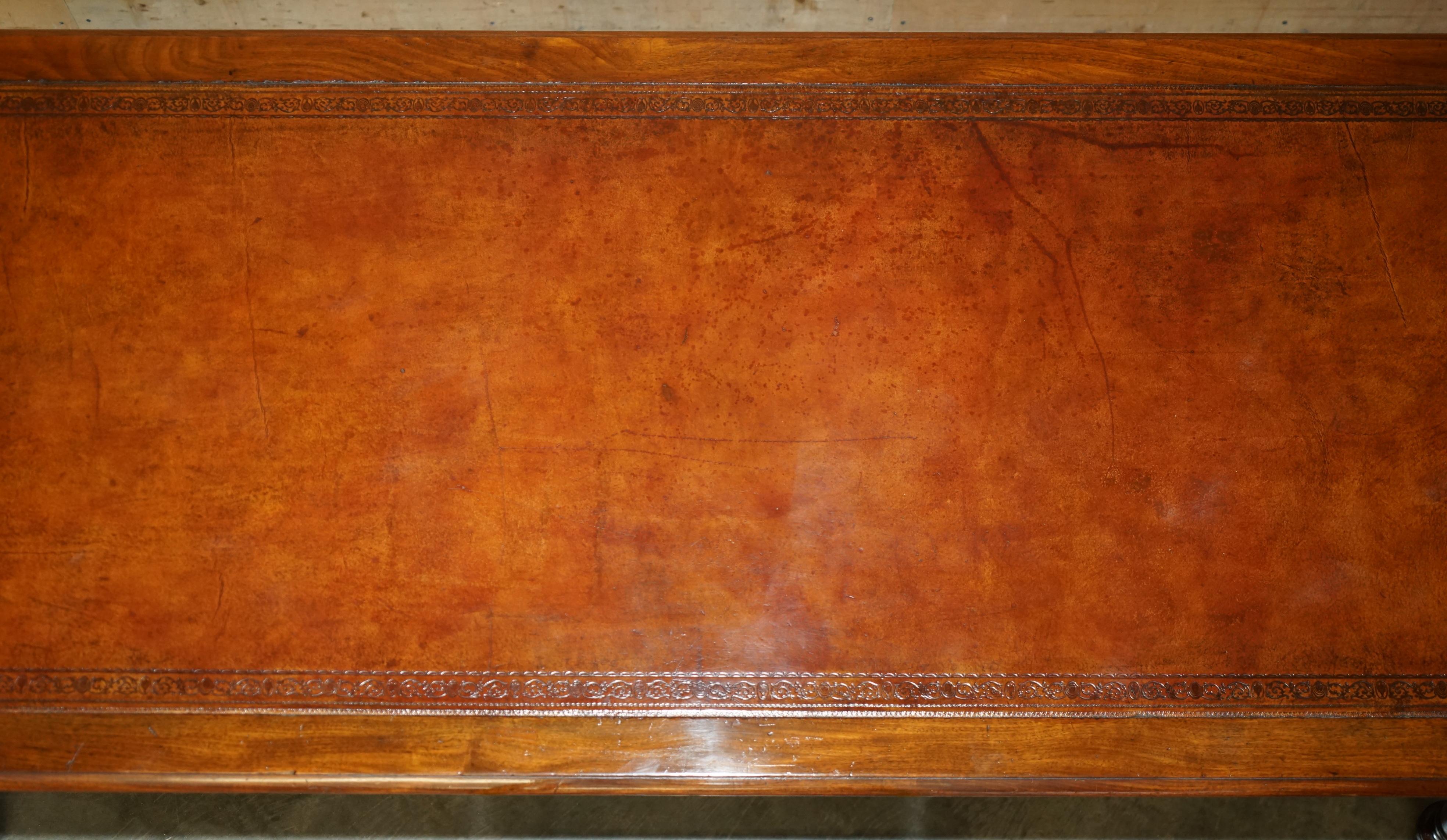 RESTORED ANTIQUE ViCTORIAN HOWARD & SON'S BROWN LEATHER LIBRARY DINING TABLE en vente 3