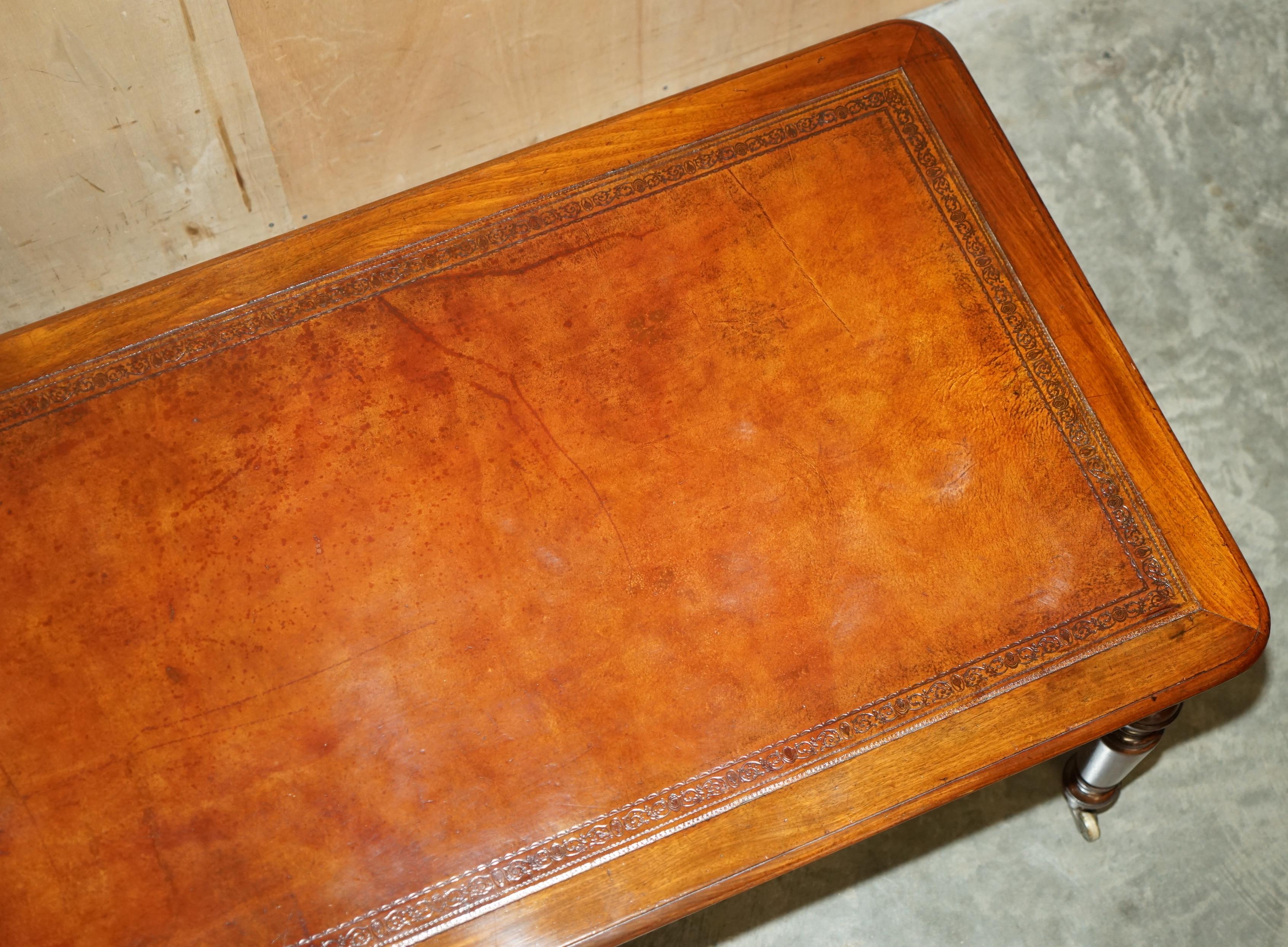 RESTORED ANTIQUE ViCTORIAN HOWARD & SON'S BROWN LEATHER LIBRARY DINING TABLE en vente 4