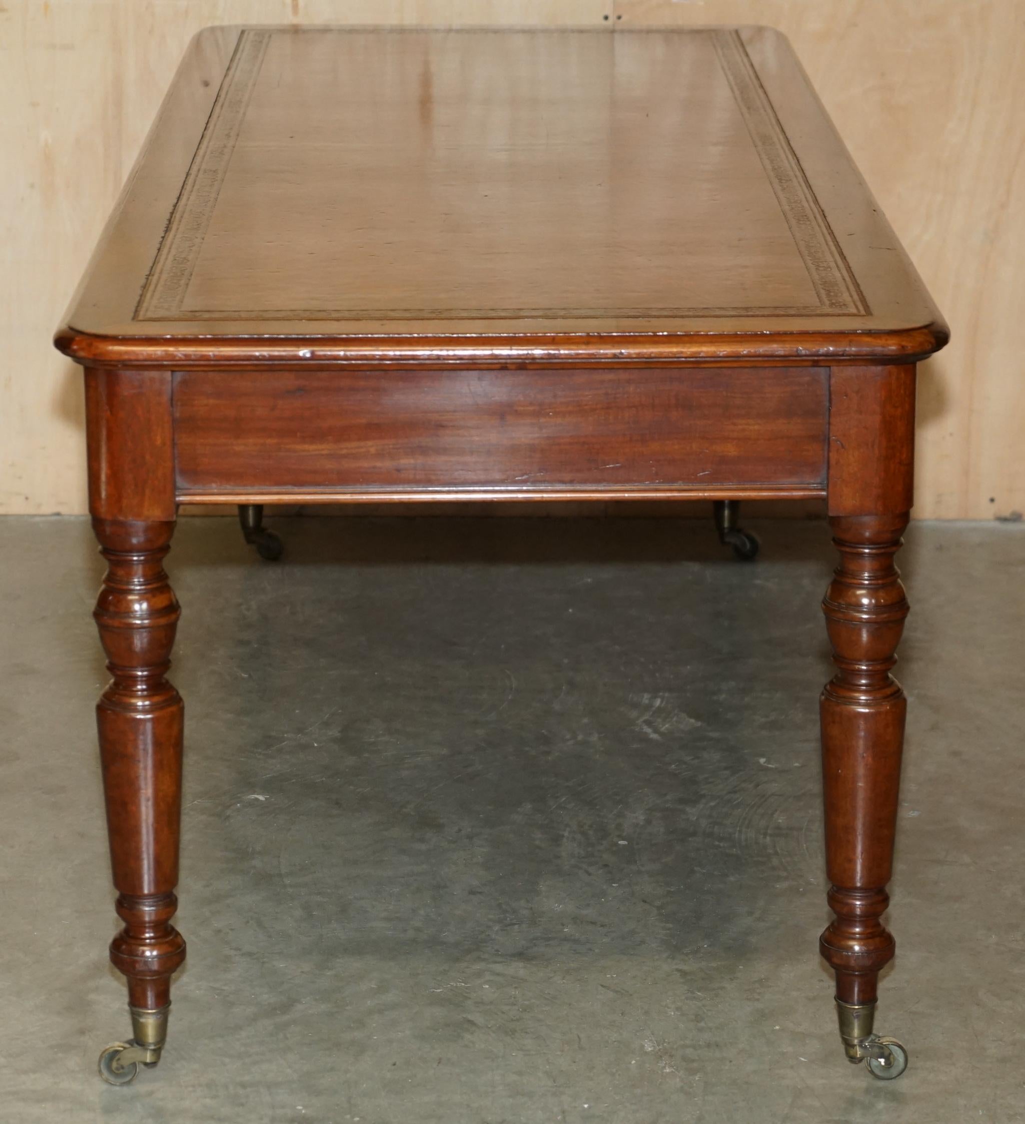 RESTORED ANTIQUE ViCTORIAN HOWARD & SON'S BROWN LEATHER LIBRARY DINING TABLE en vente 6