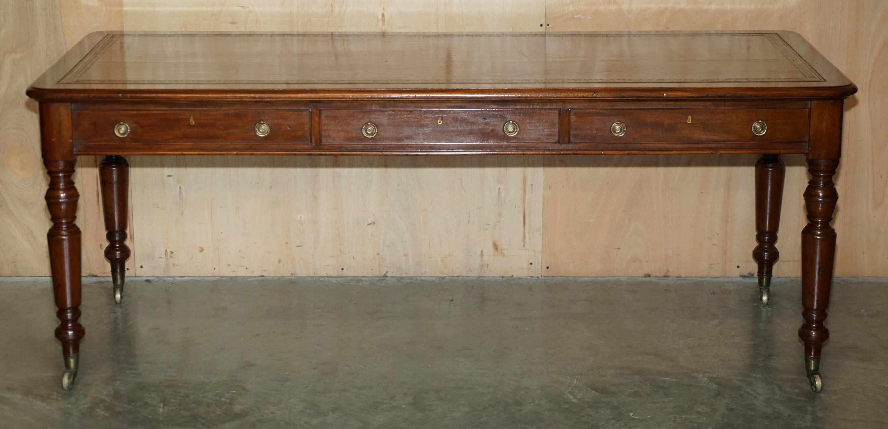 RESTORED ANTIQUE ViCTORIAN HOWARD & SON'S BROWN LEATHER LIBRARY DINING TABLE en vente 8
