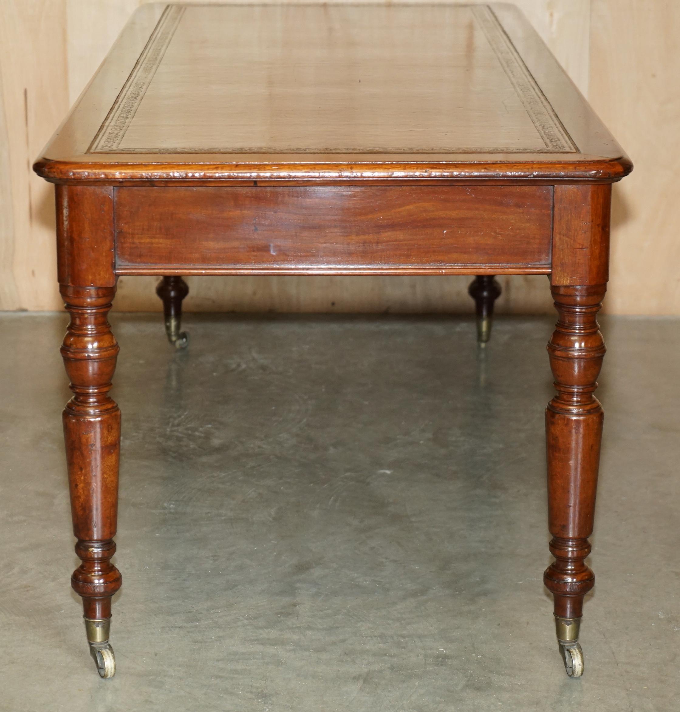 RESTORED ANTIQUE ViCTORIAN HOWARD & SON'S BROWN LEATHER LIBRARY DINING TABLE en vente 9