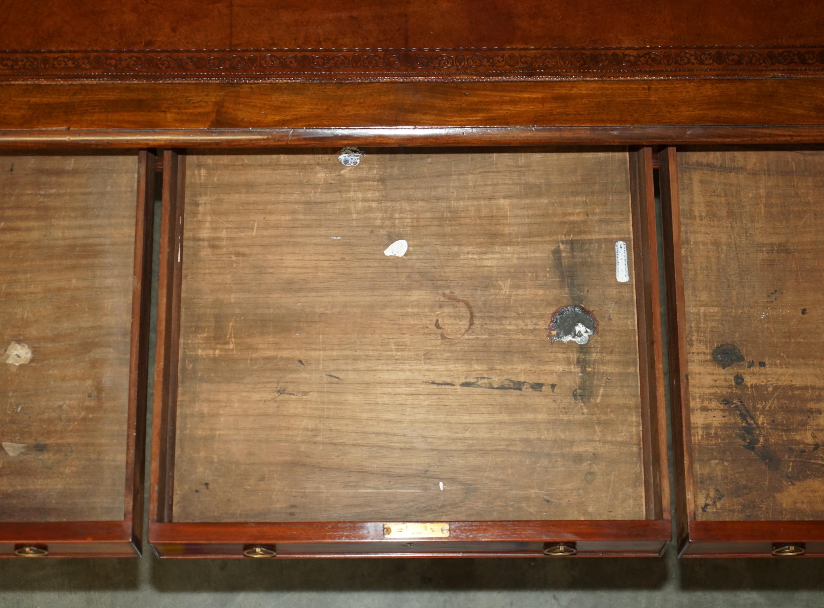 RESTORED ANTIQUE ViCTORIAN HOWARD & SON'S BROWN LEATHER LIBRARY DINING TABLE en vente 11