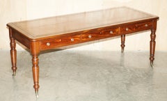 Tavolo da pranzo antico restaurato in pelle marrone della biblioteca di Howard and Sons