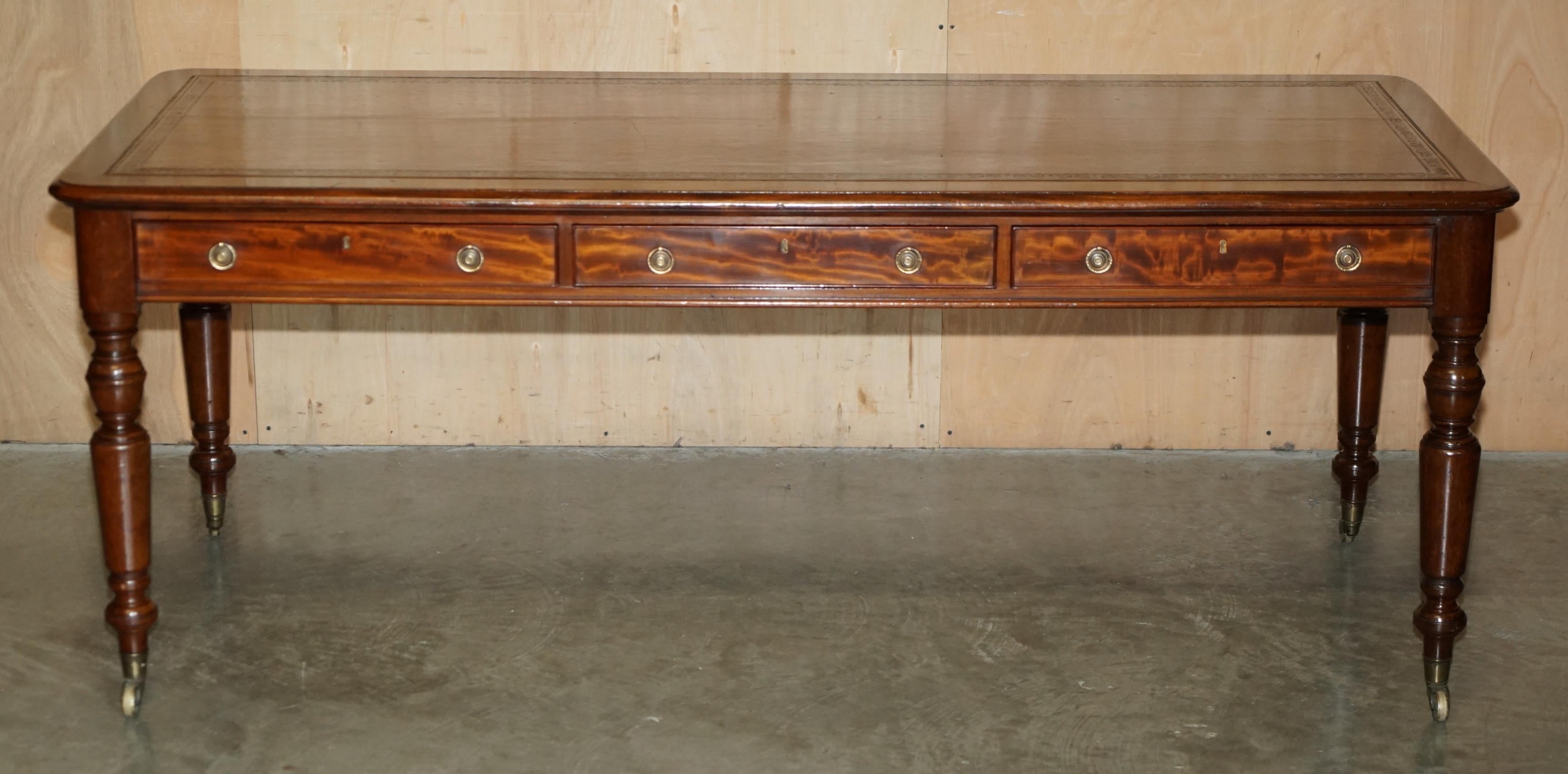 Anglais RESTORED ANTIQUE ViCTORIAN HOWARD & SON'S BROWN LEATHER LIBRARY DINING TABLE en vente