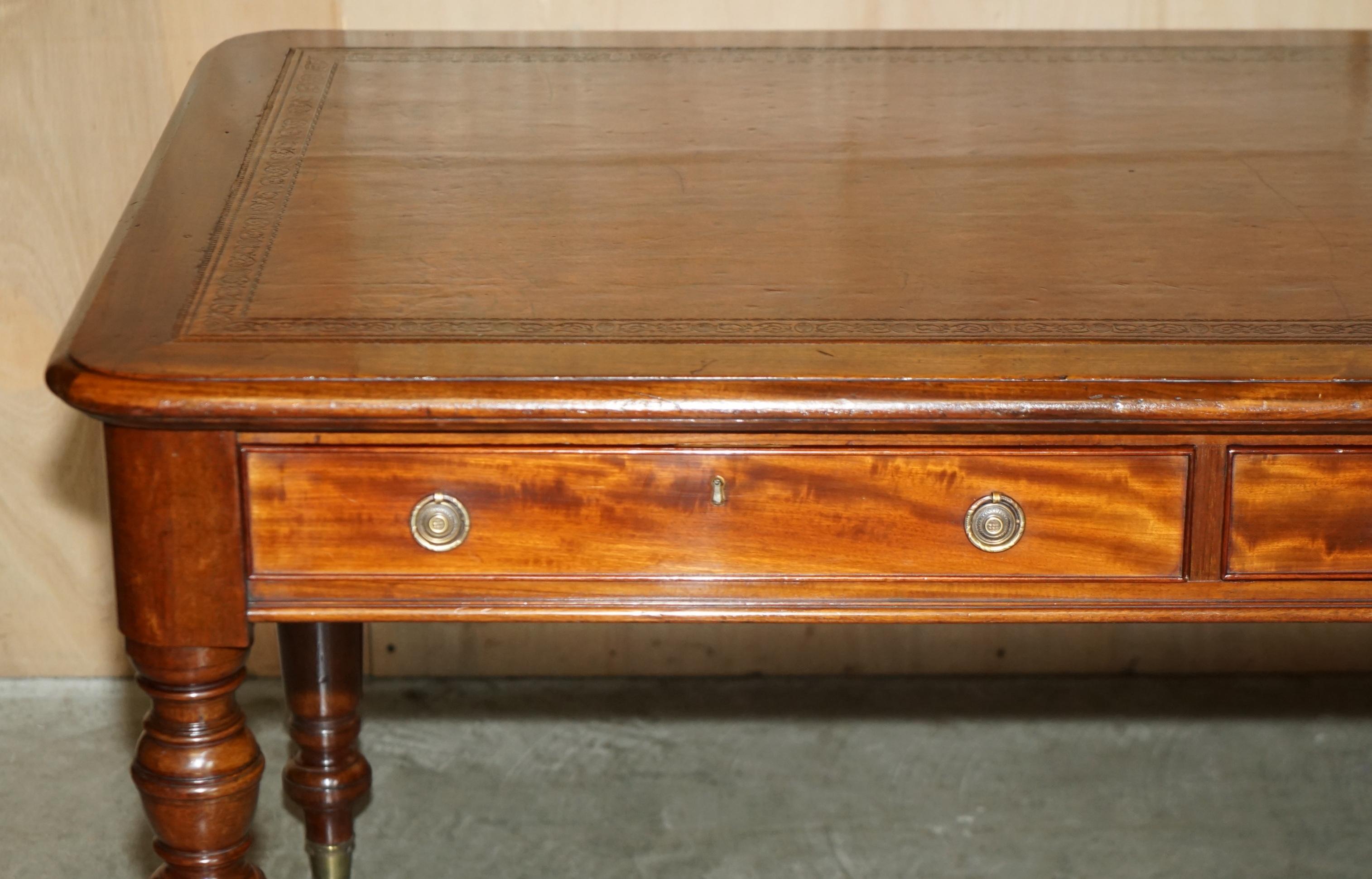 Fait main RESTORED ANTIQUE ViCTORIAN HOWARD & SON'S BROWN LEATHER LIBRARY DINING TABLE en vente