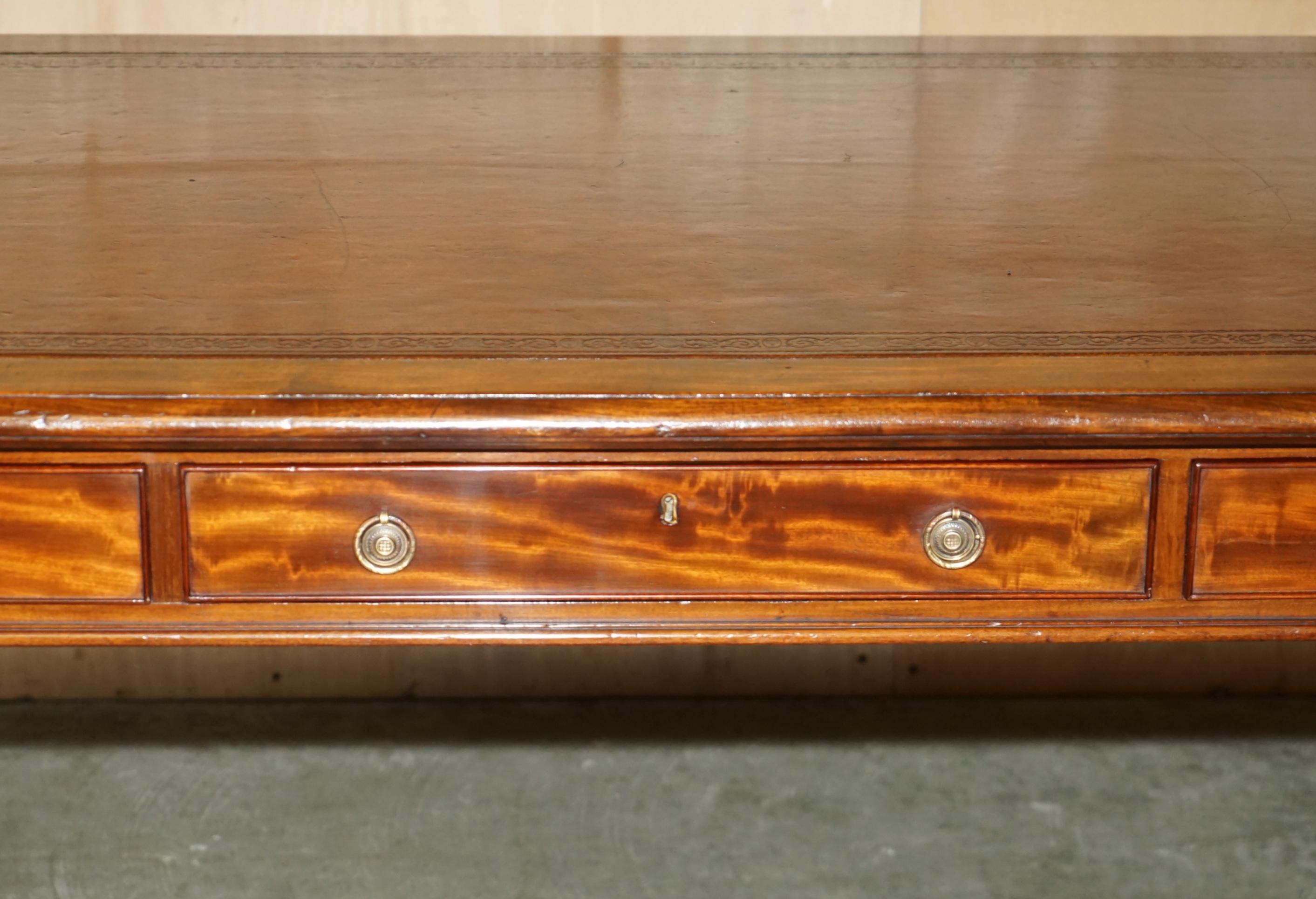 RESTORED ANTIQUE ViCTORIAN HOWARD & SON'S BROWN LEATHER LIBRARY DINING TABLE Bon état - En vente à West Sussex, Pulborough