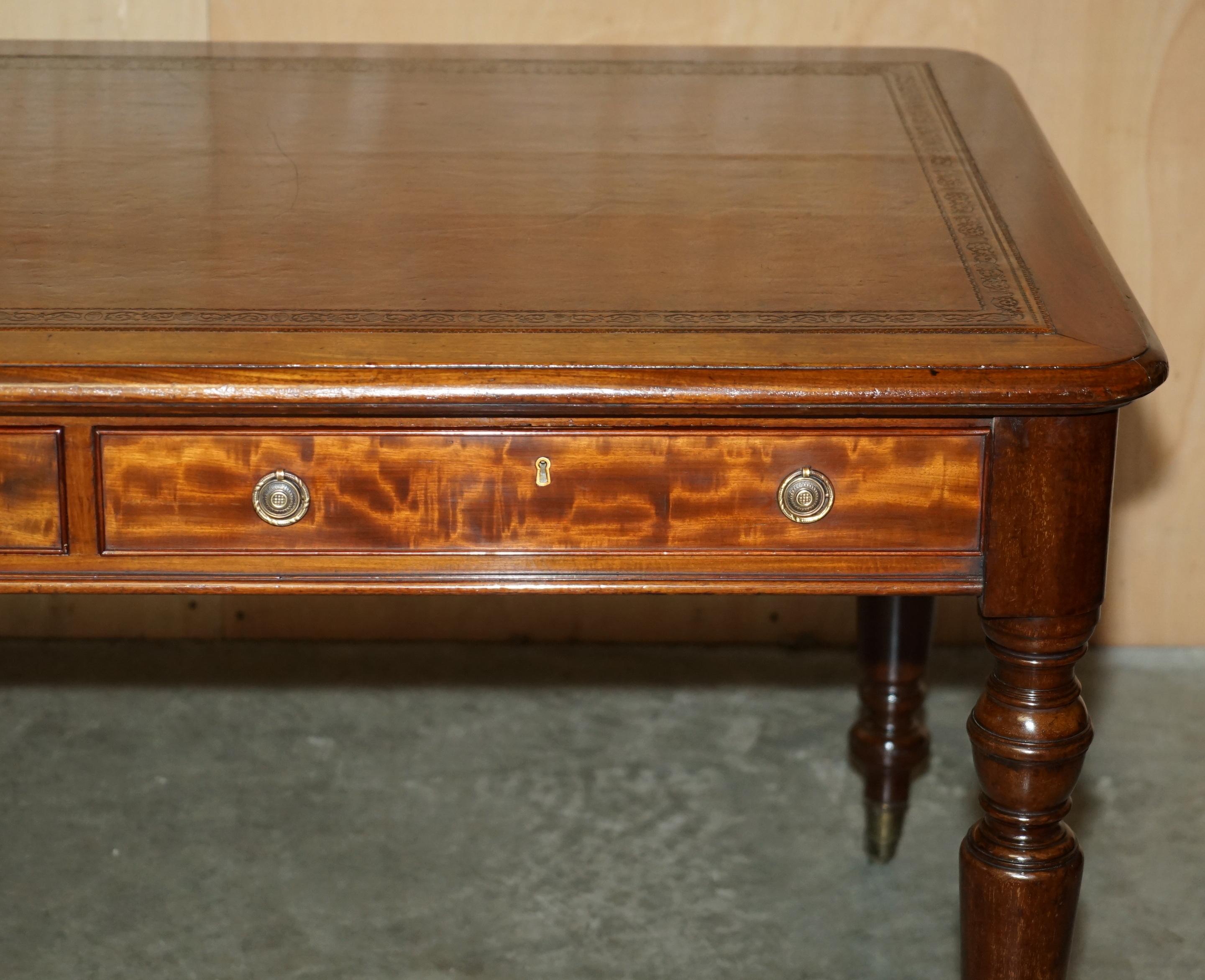 XIXe siècle RESTORED ANTIQUE ViCTORIAN HOWARD & SON'S BROWN LEATHER LIBRARY DINING TABLE en vente