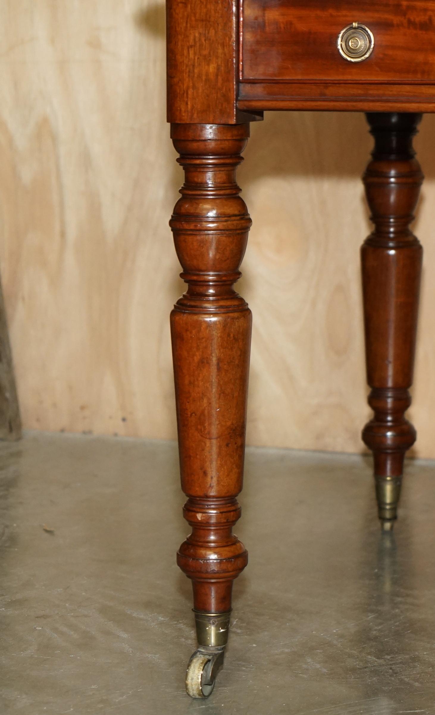 Cuir RESTORED ANTIQUE ViCTORIAN HOWARD & SON'S BROWN LEATHER LIBRARY DINING TABLE en vente