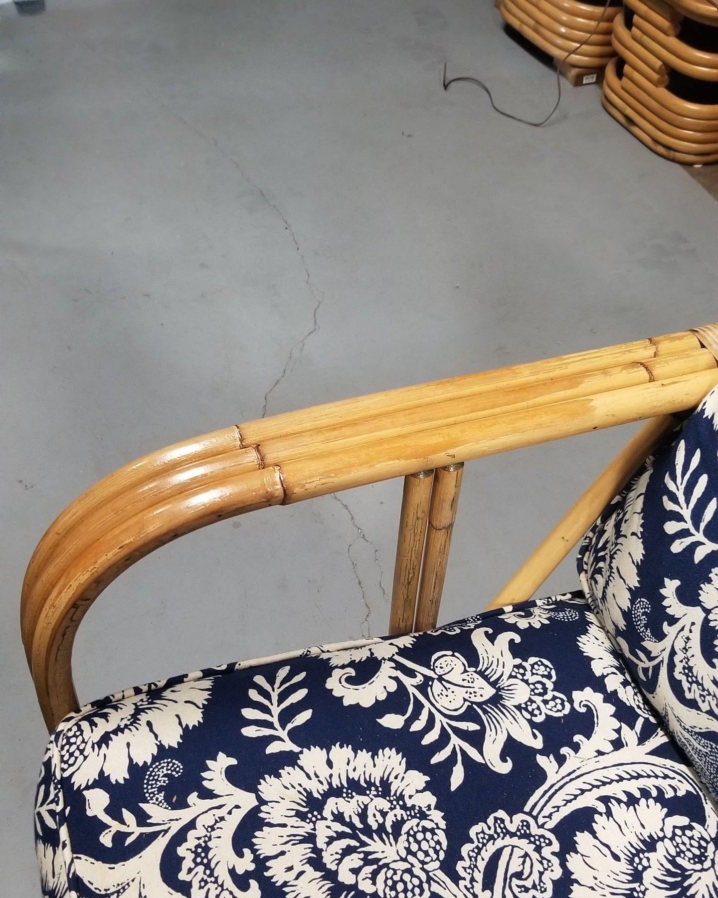 Chaise longue et canapé en rotin avec accoudoirs restaurés Ensemble de salon avec ottoman en vente 3