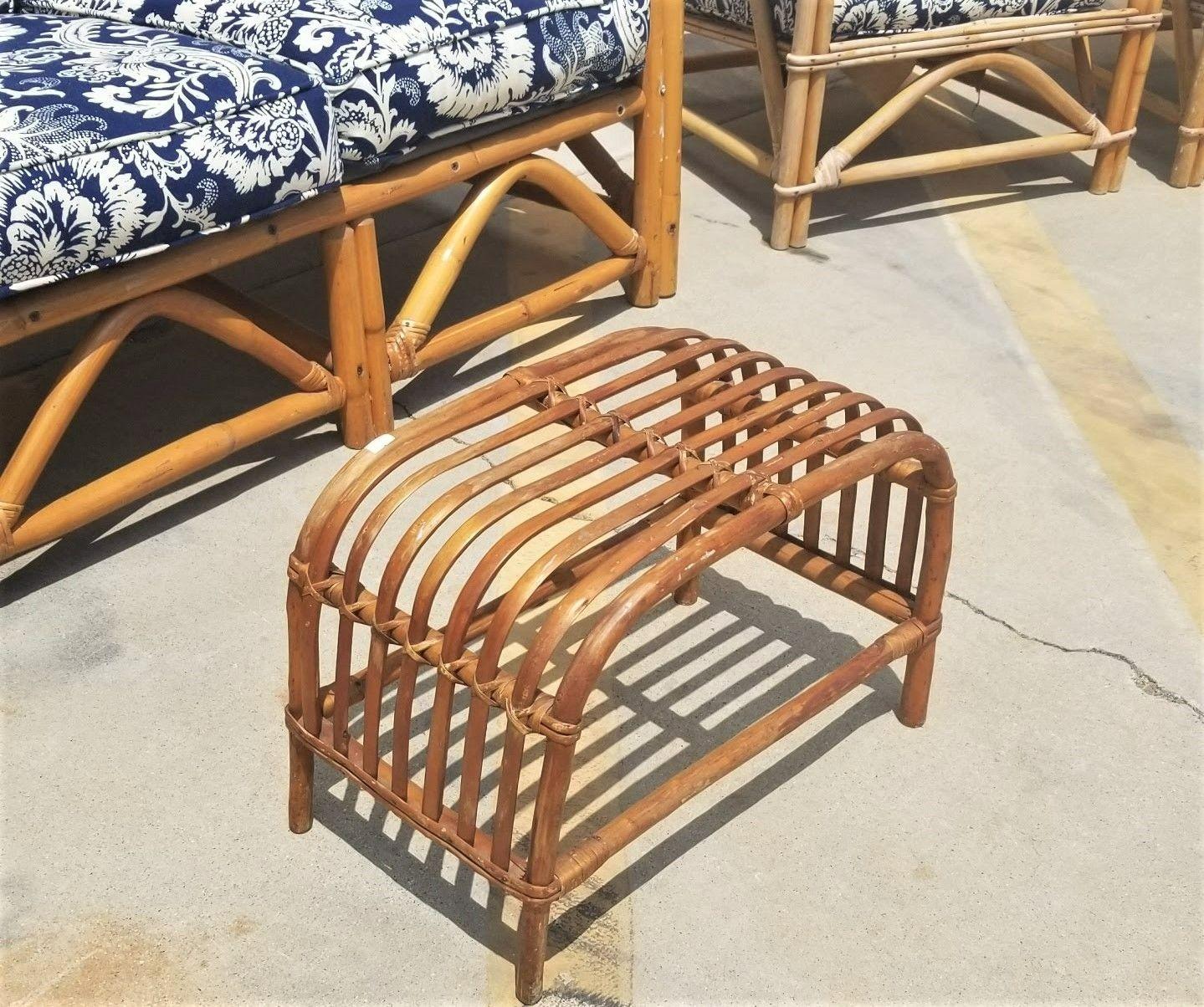 Chaise longue et canapé en rotin avec accoudoirs restaurés Ensemble de salon avec ottoman en vente 5