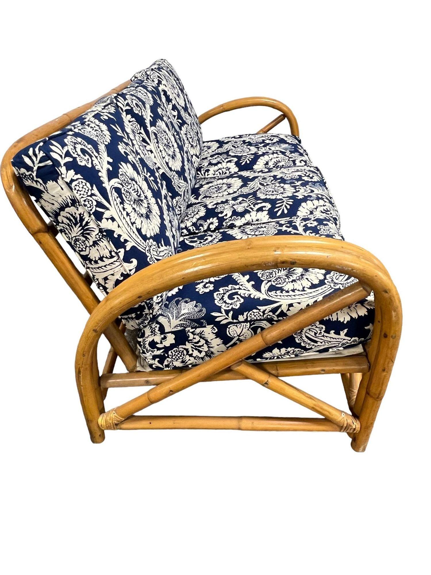 Mid-Century Modern Chaise longue et canapé en rotin avec accoudoirs restaurés Ensemble de salon avec ottoman en vente