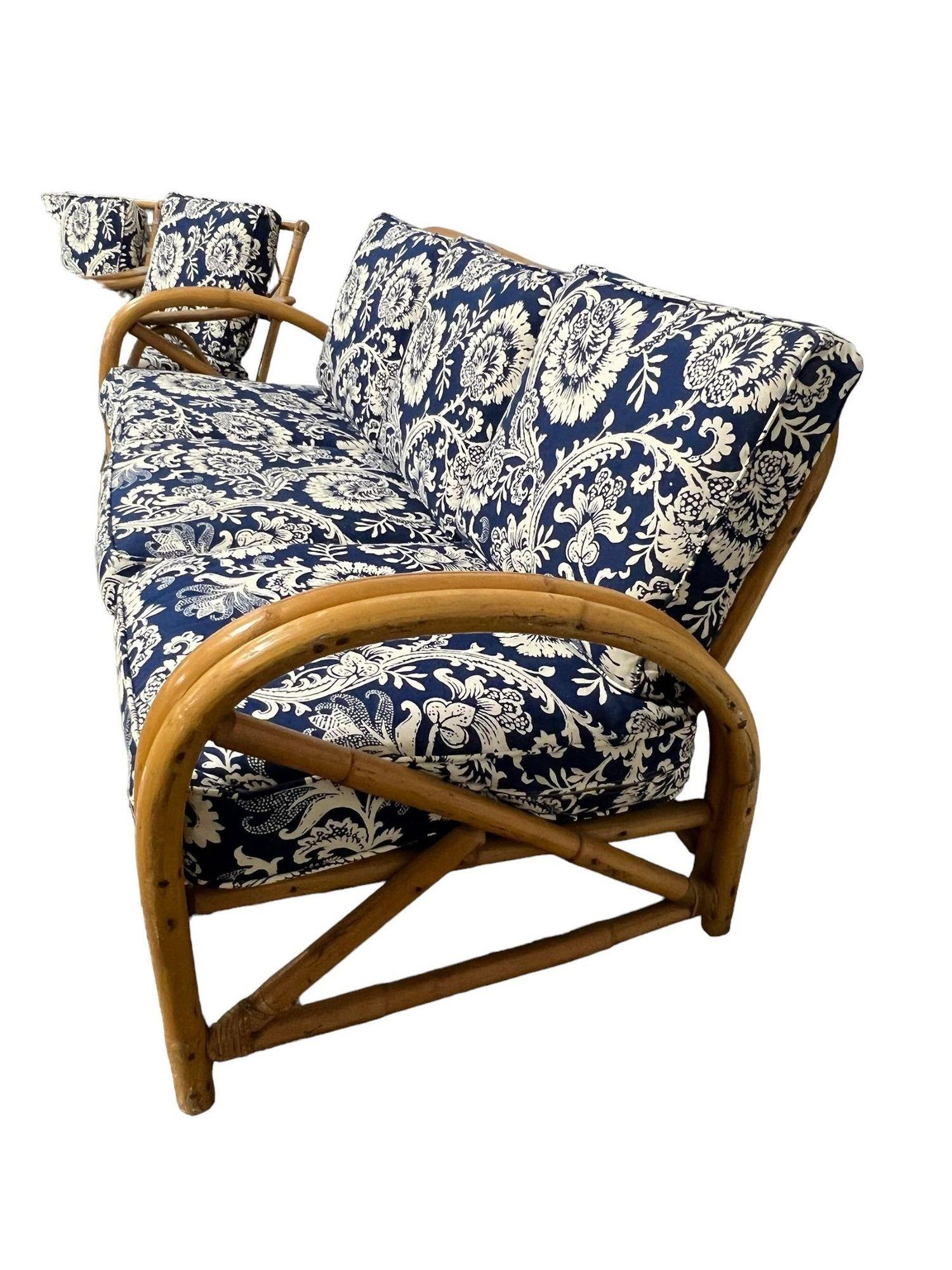 Chaise longue et canapé en rotin avec accoudoirs restaurés Ensemble de salon avec ottoman Excellent état - En vente à Van Nuys, CA
