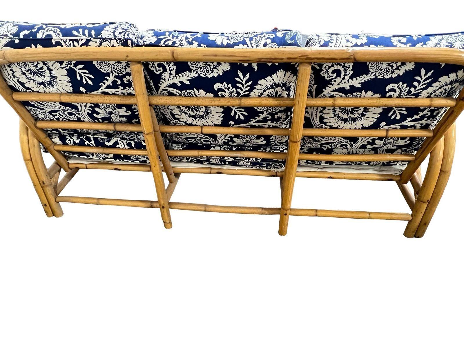 Milieu du XXe siècle Chaise longue et canapé en rotin avec accoudoirs restaurés Ensemble de salon avec ottoman en vente