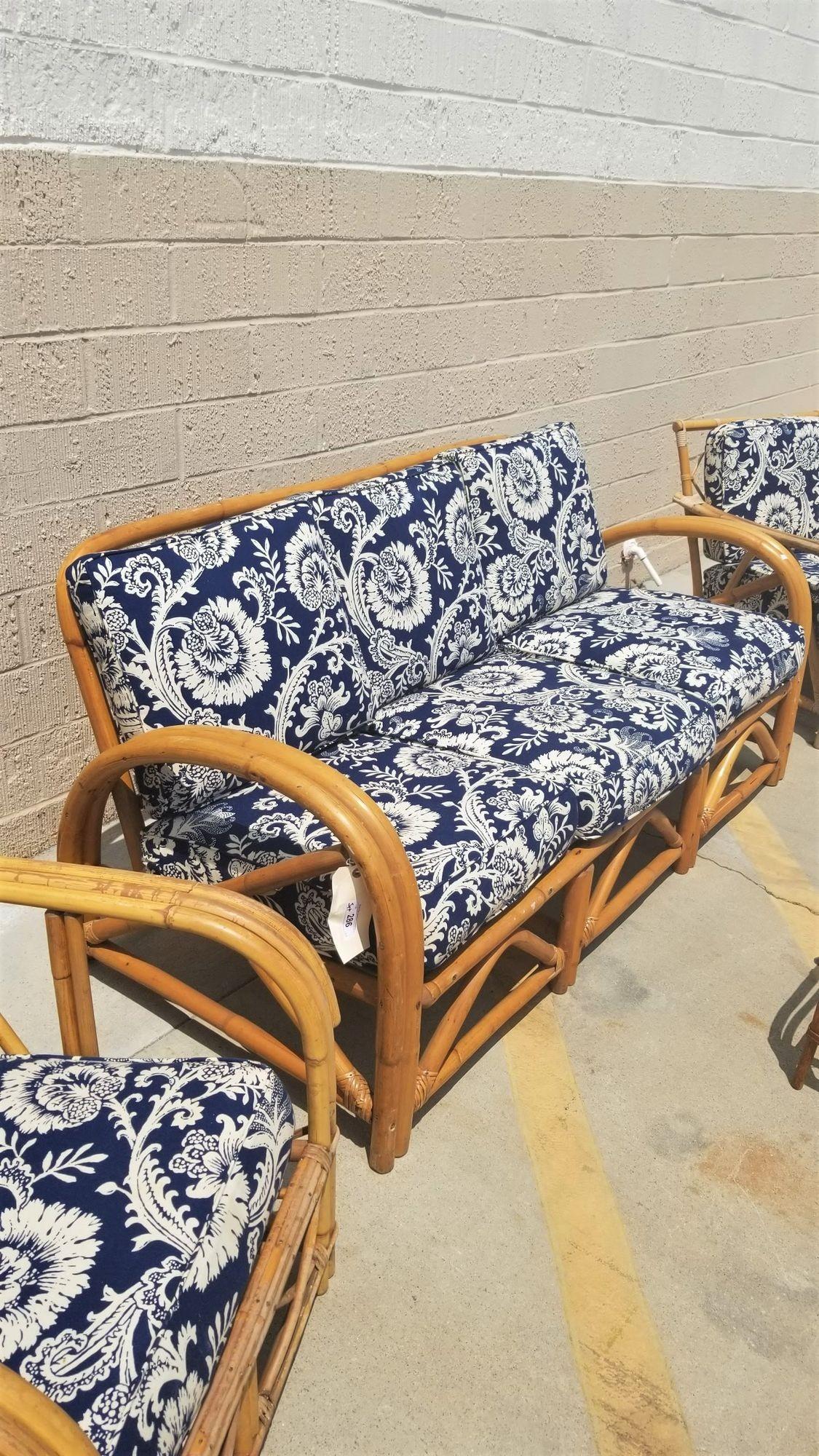 Chaise longue et canapé en rotin avec accoudoirs restaurés Ensemble de salon avec ottoman en vente 2