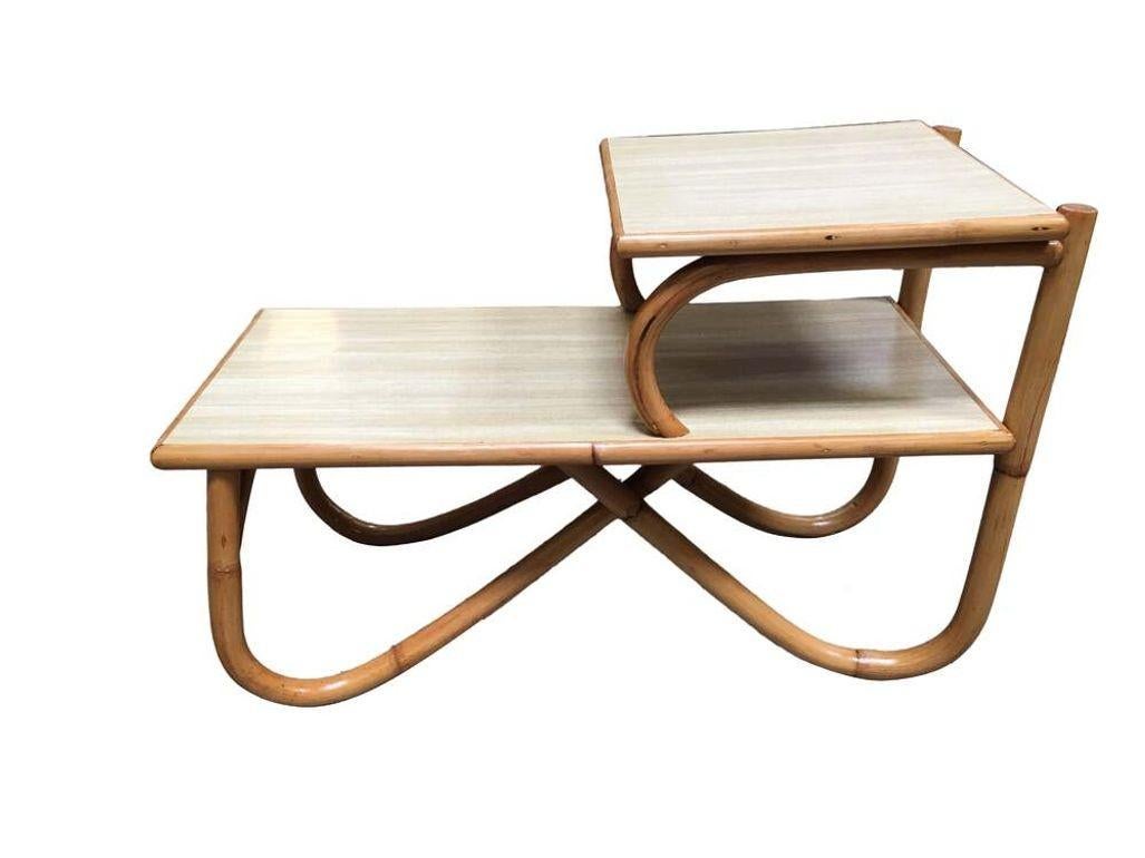 Table d'appoint en rotin avec pieds en arc et plateaux en Formica à deux niveaux.
1950, États-Unis 
Nous n'achetons et ne vendons que les meilleurs meubles en rotin fabriqués par les meilleurs et les plus célèbres designers et fabricants américains,