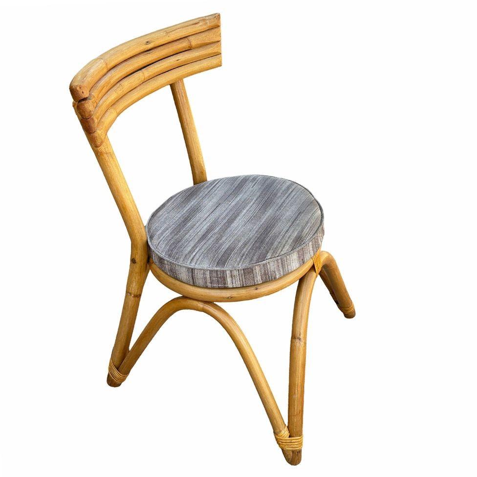 Dieses wunderschön restaurierte, von Paul Frankl inspirierte Set aus vier Rattanstühlen mit gewölbten 