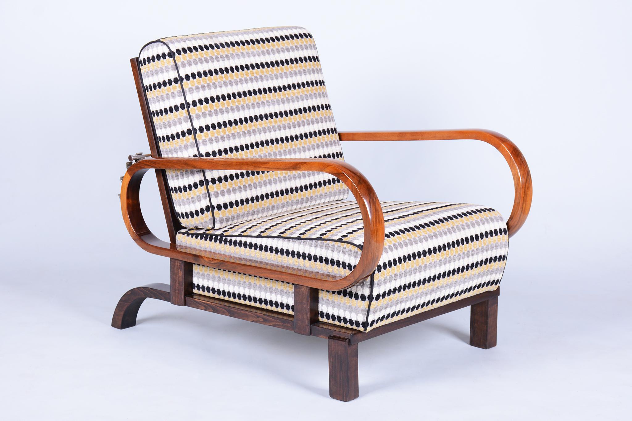 Ce luxueux fauteuil réglable Art déco est une pièce emblématique du début du XXe siècle, conçue par le légendaire Jindřich Halabala pour Up Závody en Tchécoslovaquie.

Le fauteuil est fabriqué en noyer massif et a fait l'objet d'une restauration