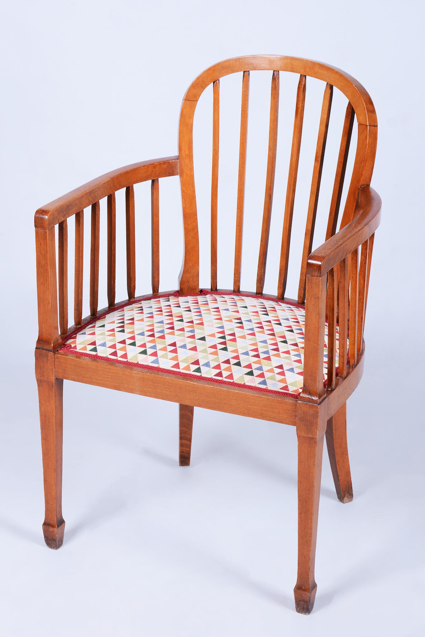 Este elegante sillón Art Déco procede de la Francia de la primera mitad del siglo XX. Está fabricado en madera de haya maciza, lo que le da un aspecto robusto y sofisticado a la vez.

El sillón ha sido sometido a una meticulosa restauración, durante