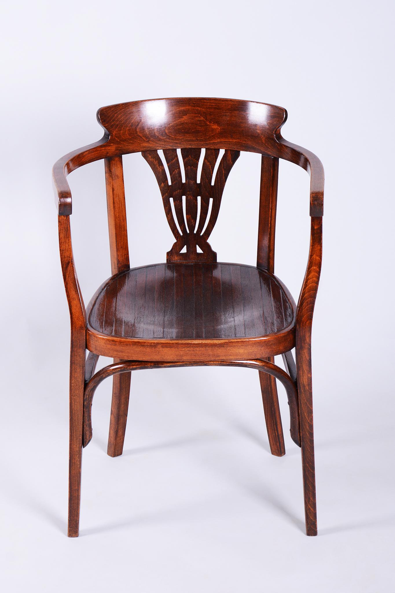 Cet élégant fauteuil Art déco provient de Slovaquie et date du début du 20e siècle. Il est fabriqué en bois de hêtre massif avec du contreplaqué perforé, ce qui lui confère un aspect unique et sophistiqué, typique de l'esthétique Art déco.

Le