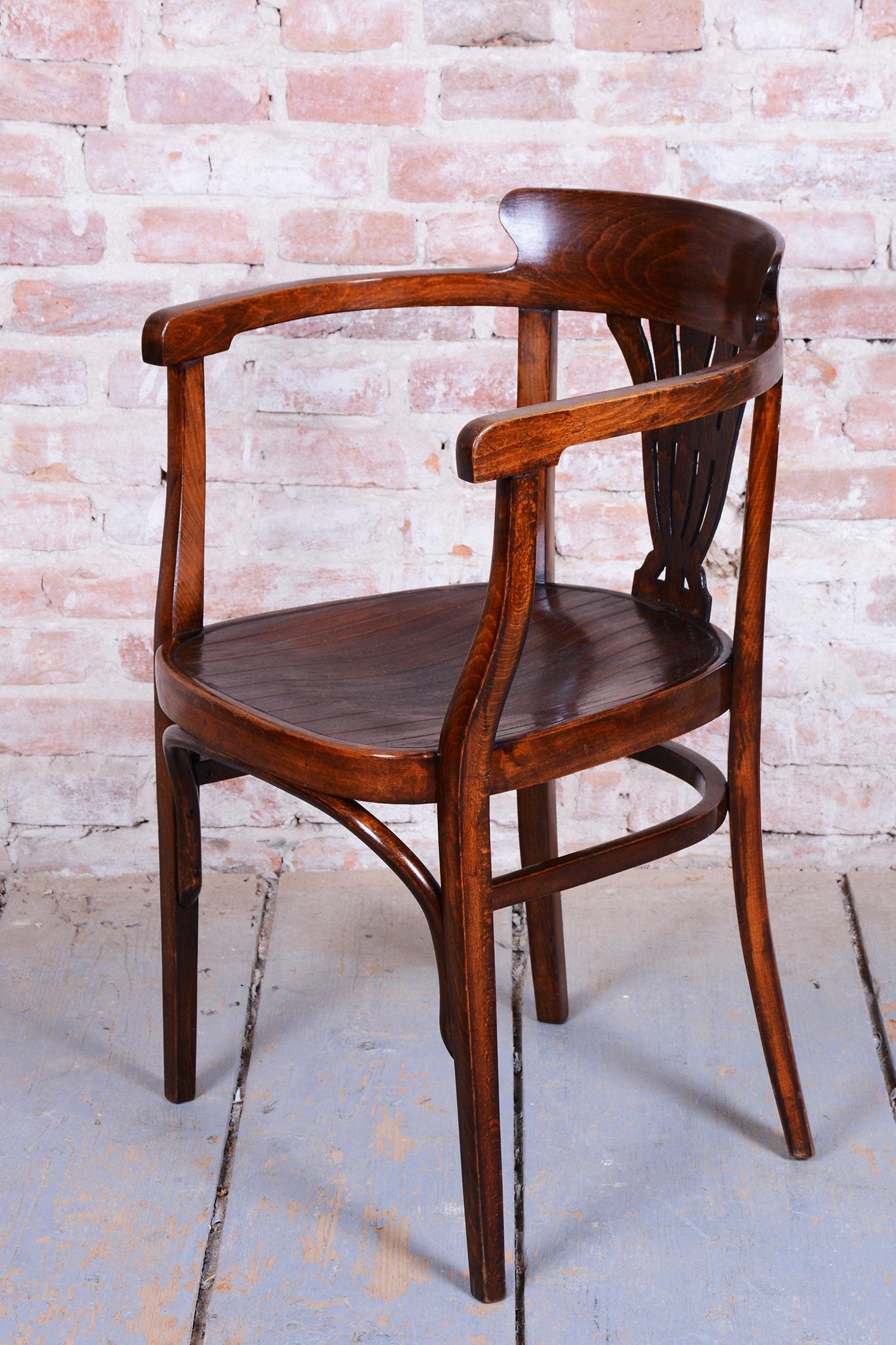 Slovaque  Fauteuil Art Déco restauré, par Fischel, Beeche, Polonais ravivé, Slovaquie, années 1900 en vente