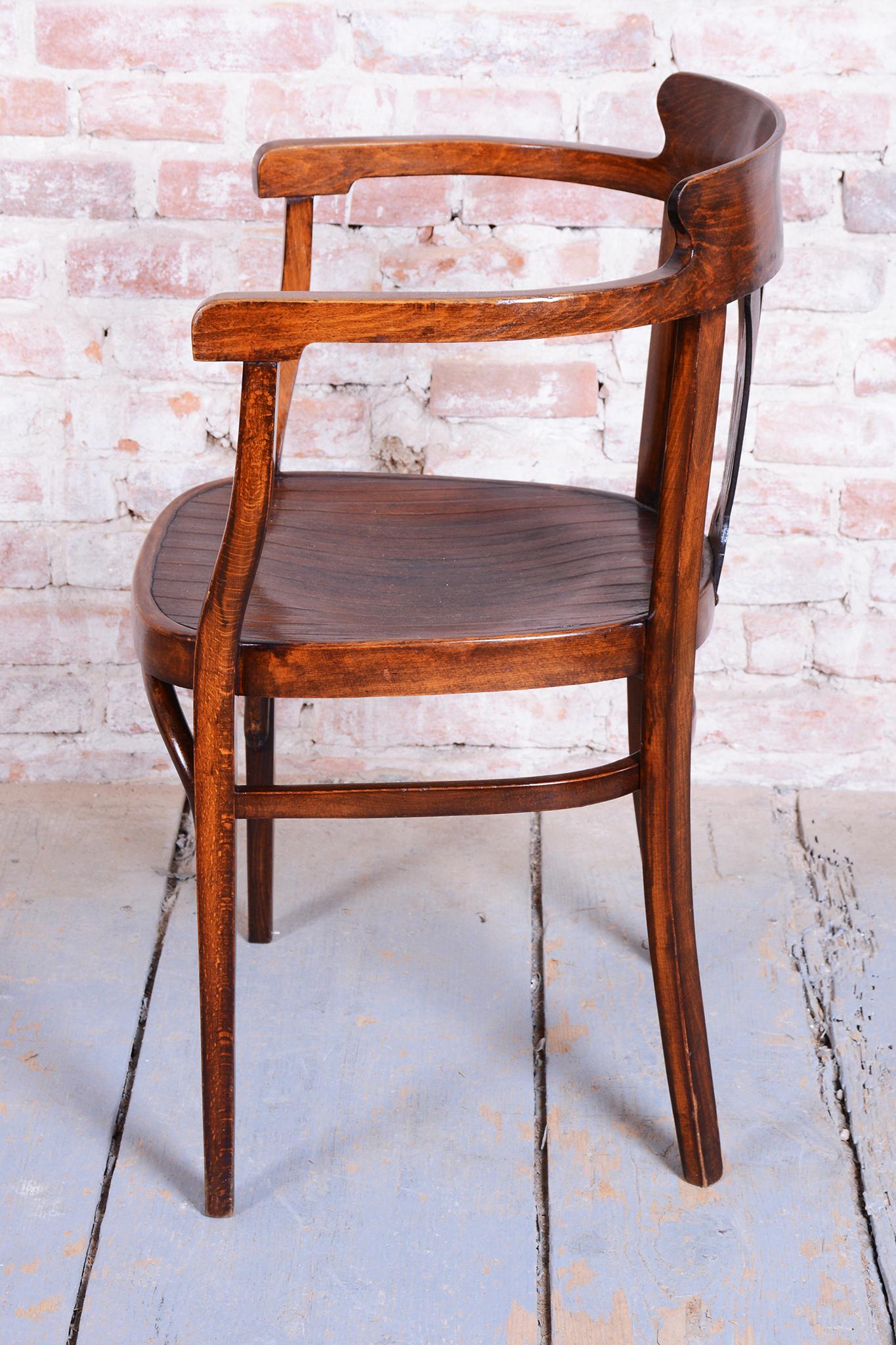 Fauteuil Art Déco restauré, par Fischel, Beeche, Polonais ravivé, Slovaquie, années 1900 Bon état - En vente à Brandys nad Labem, Středočeský kraj