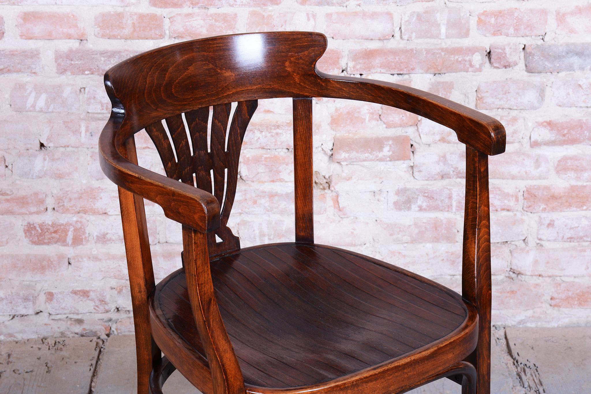 Fauteuil Art Déco restauré, par Fischel, Beeche, Polonais ravivé, Slovaquie, années 1900 en vente 1
