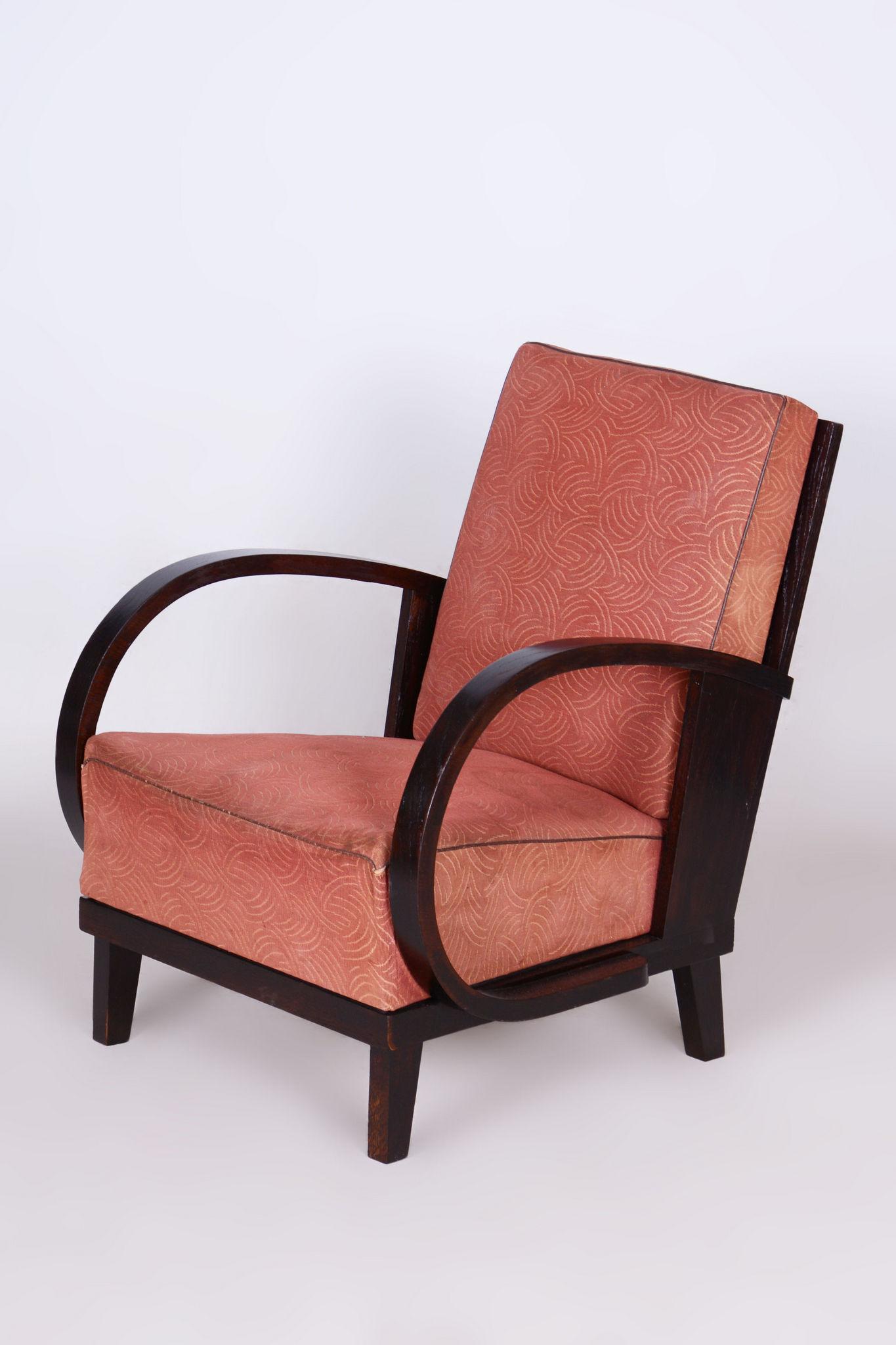 Fauteuil Art Déco conçu par Jindrich Halabala

Période : 1930-1939
Concepteur : Jindrich Halabala
Fabricant : Up&Up Zavody
Source : Tchécoslovaquie (Czechoslovakia)
Matériau : Noyer

Avec ce fauteuil, il est possible de changer le tissu (cuir) et la