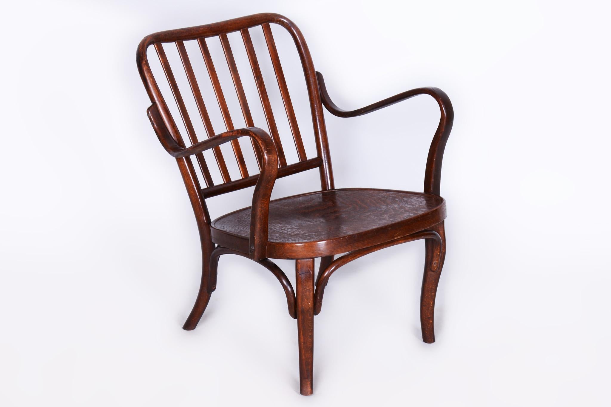 This elegant Art Deco armchair comes from Czechoslovakia from the first half of the 20th century and was manufactured by the renowned Thonet company according to the design of the significant architect and designer Josef Frank. It is crafted from