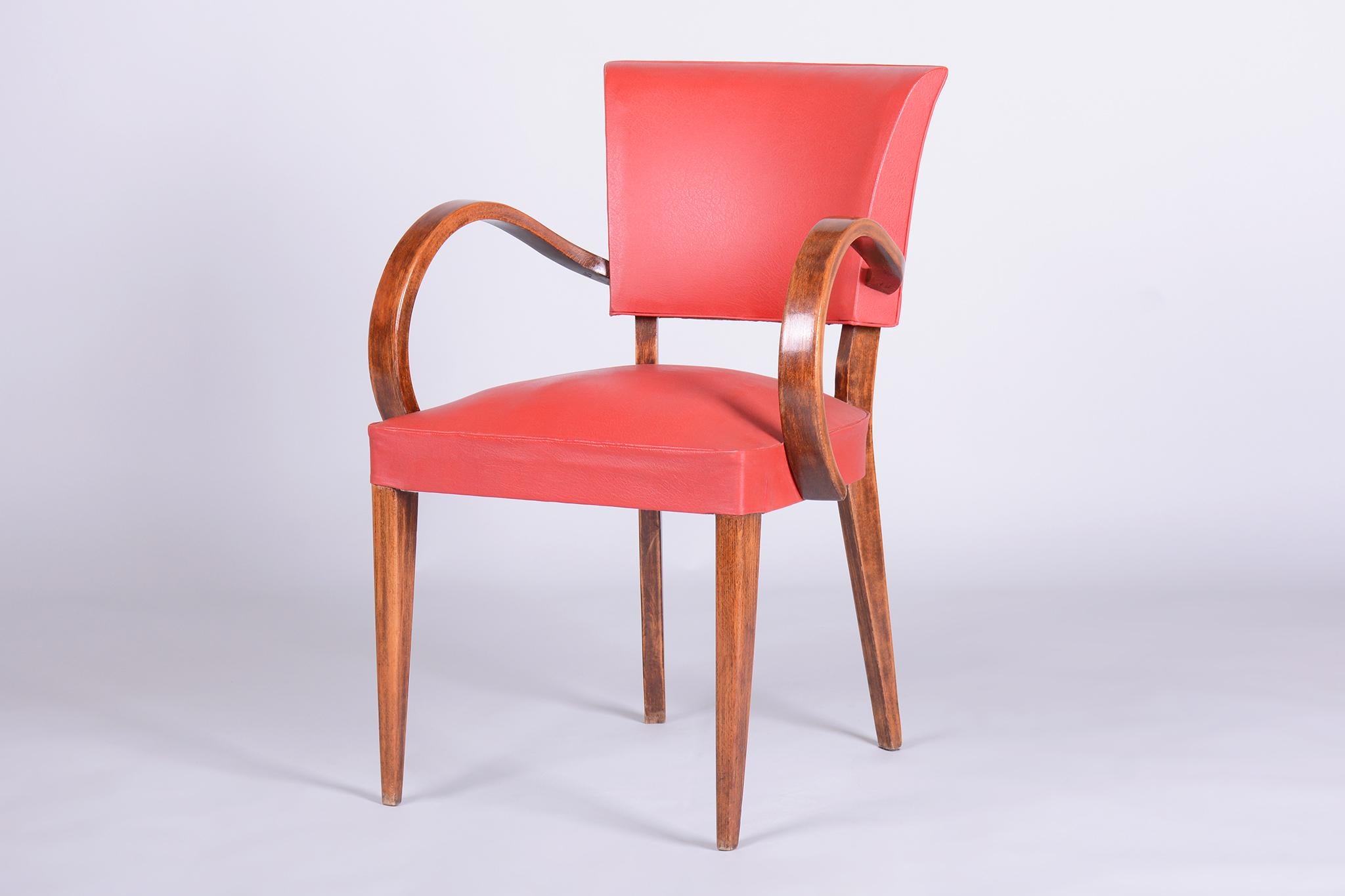 Cet élégant fauteuil Art déco provient de France et date des années 1930. Il est attribué à l'influent designer Jules Leleu. Il incarne la sophistication et le charme français de l'entre-deux-guerres.

La structure du fauteuil est fabriquée en bois