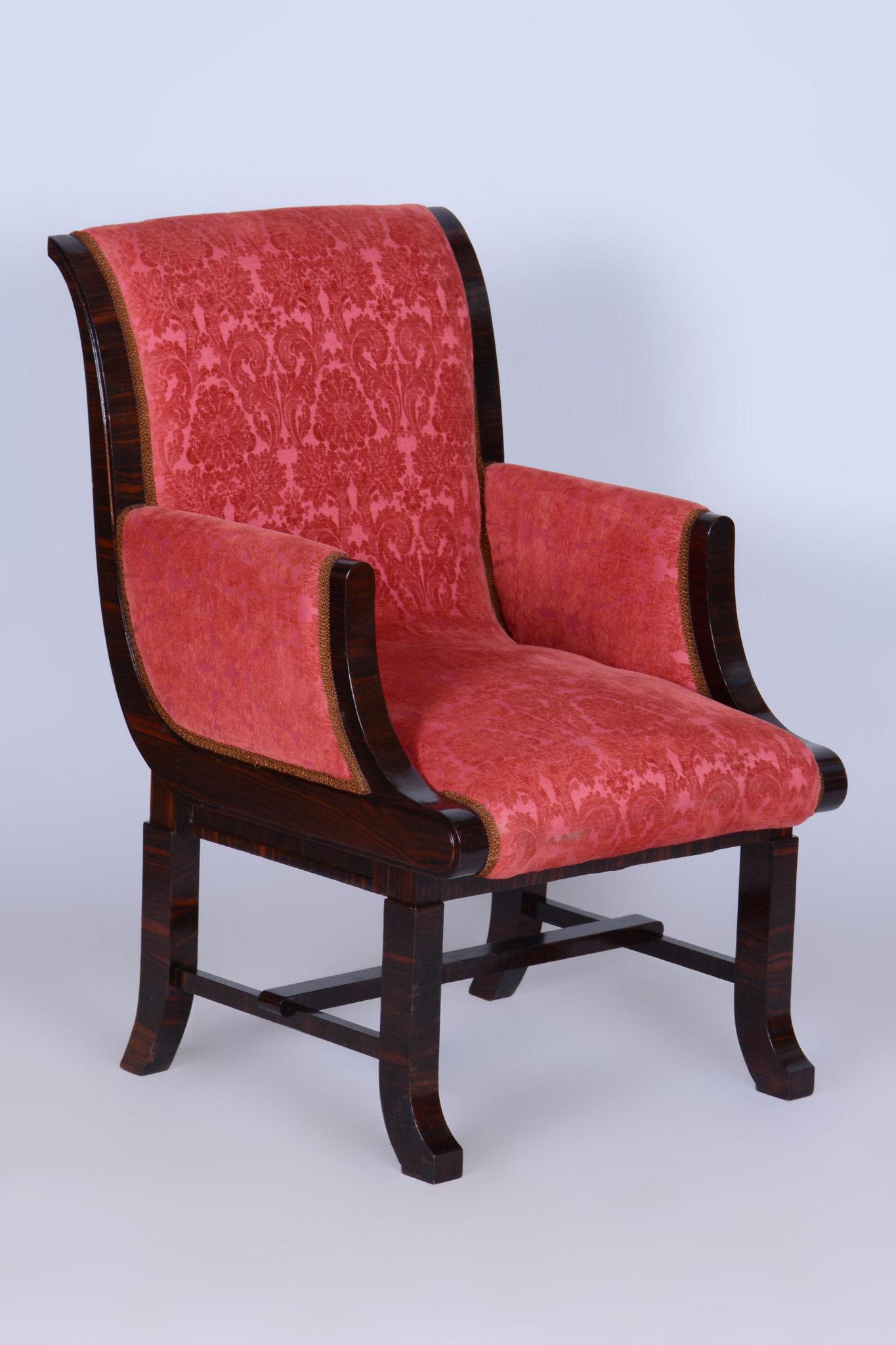Este lujoso sillón de principios del siglo XX encarna una mezcla única de cubismo y art déco, característica del trabajo de Pavel Janák durante su estancia en los Talleres de Arte de Praga (PUD) de Praga. Fabricado en roble macizo y chapa de madera