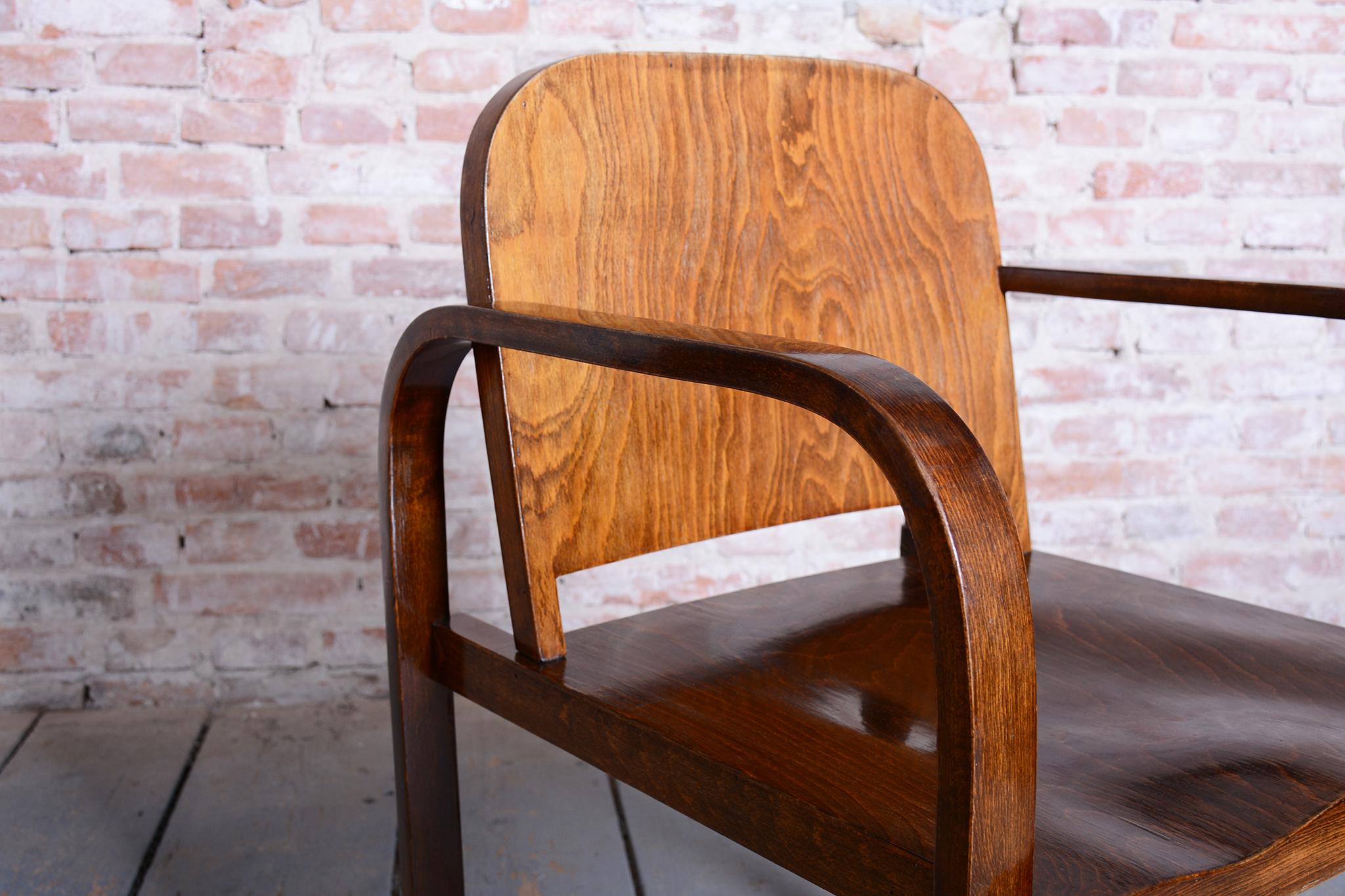 Fauteuil Art Déco restauré, par Tatra, Pravenec, en hêtre, poli, tchèque, années 1930 en vente 4