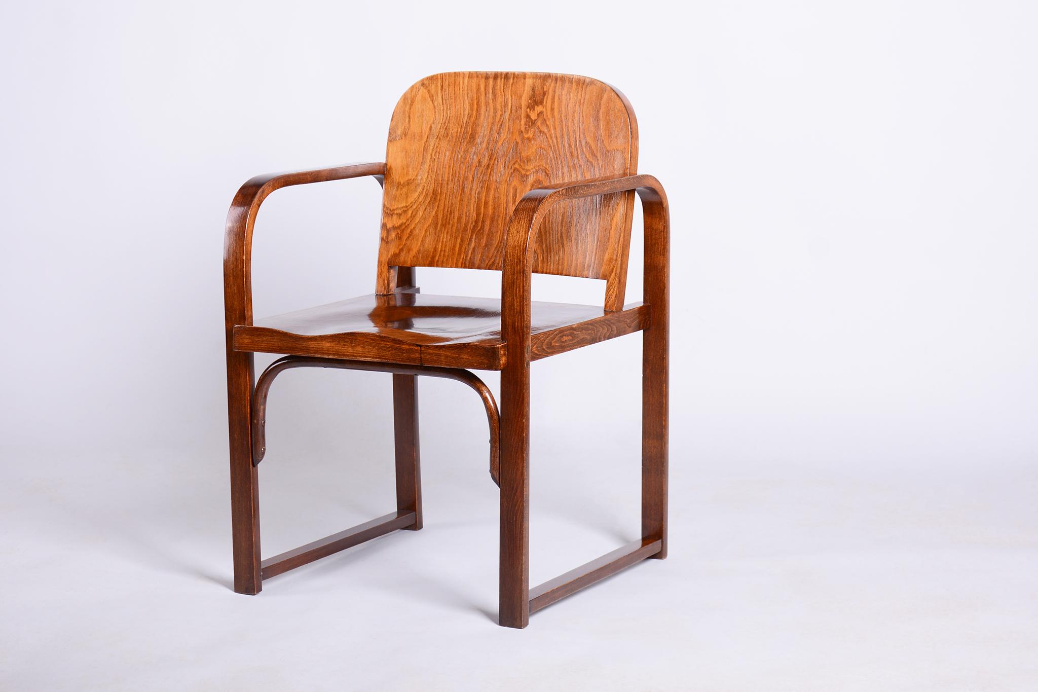 Cet élégant fauteuil Art déco provient de la Tchécoslovaquie de la première moitié du XXe siècle et a été fabriqué par la célèbre société TATRA Pravenec (Slovaquie) sous le modèle A745/F. Il est fabriqué en hêtre massif cintré et en contreplaqué de