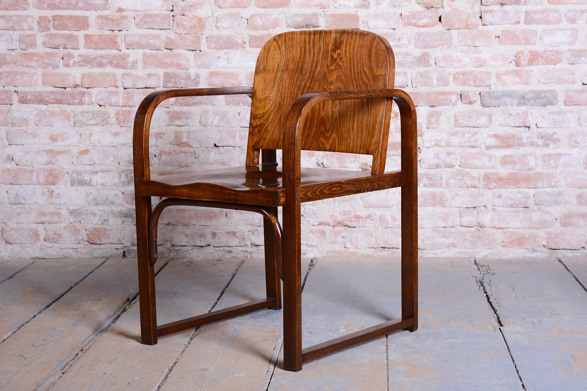 Art déco Fauteuil Art Déco restauré, par Tatra, Pravenec, en hêtre, poli, tchèque, années 1930 en vente