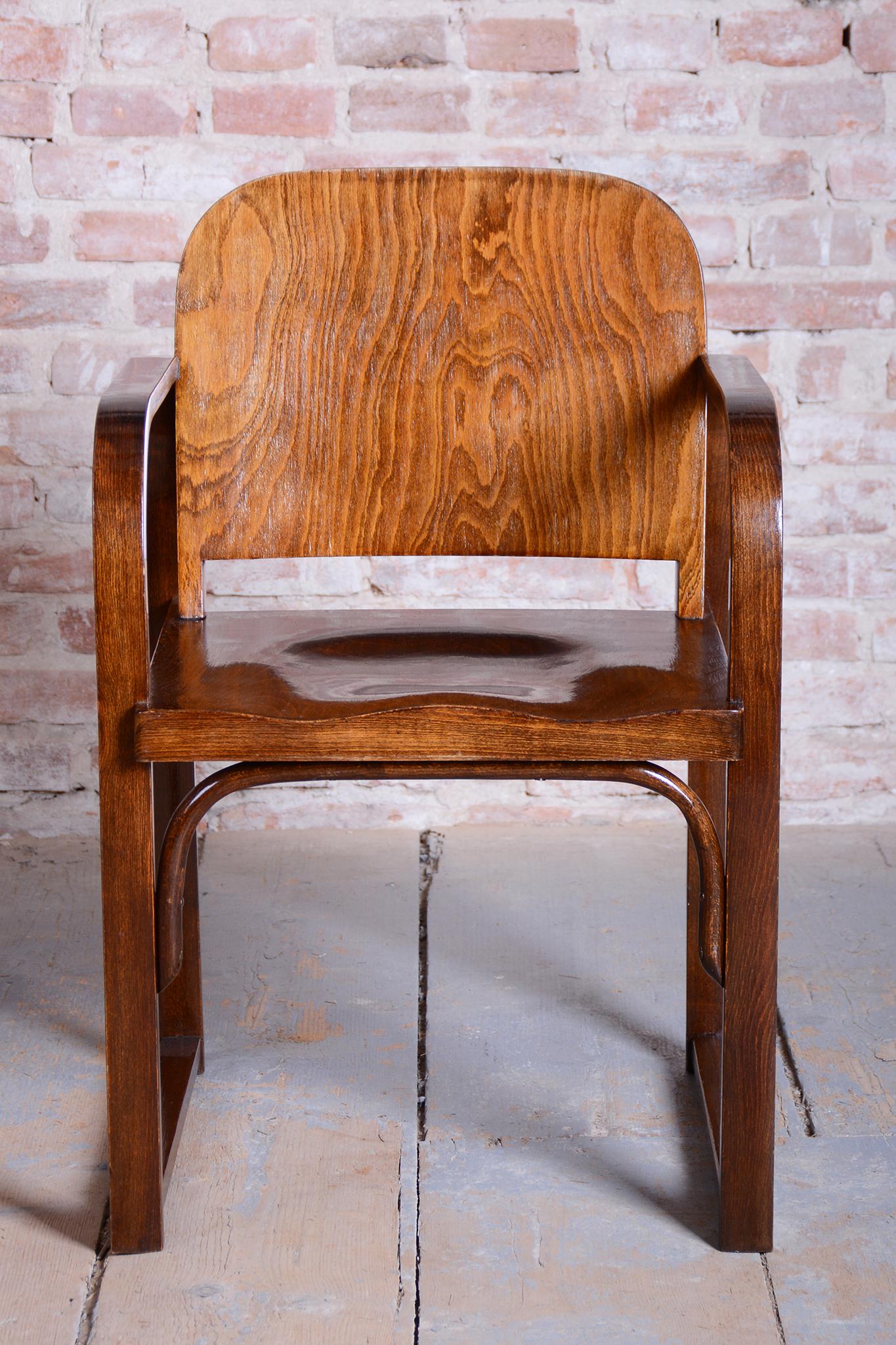 Tchèque Fauteuil Art Déco restauré, par Tatra, Pravenec, en hêtre, poli, tchèque, années 1930 en vente