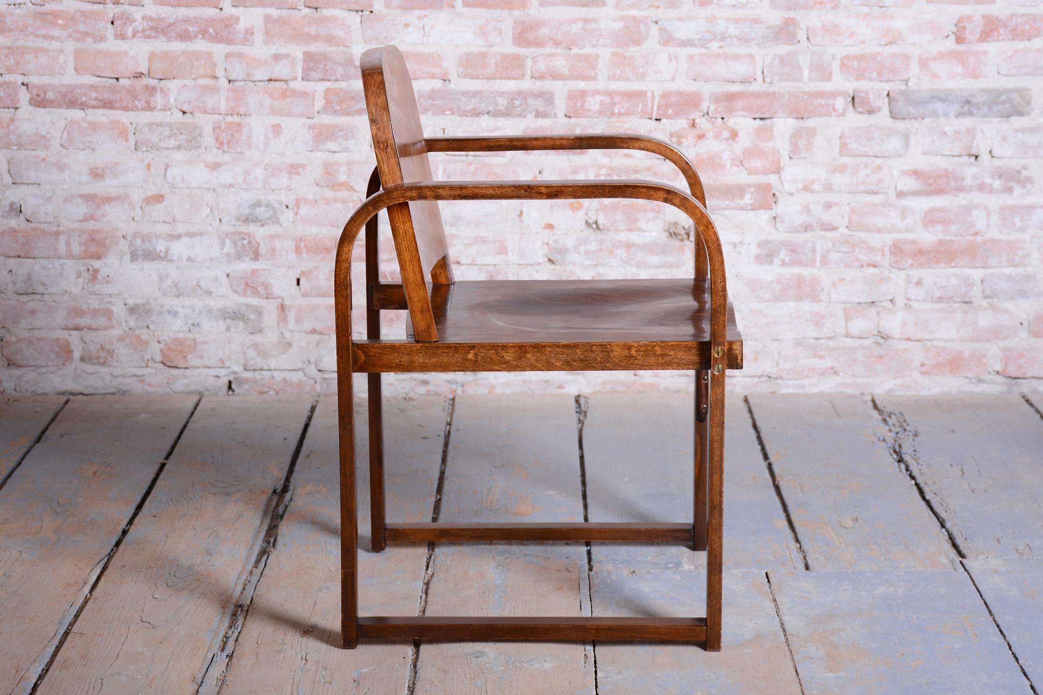 Fauteuil Art Déco restauré, par Tatra, Pravenec, en hêtre, poli, tchèque, années 1930 Bon état - En vente à Brandys nad Labem, Středočeský kraj