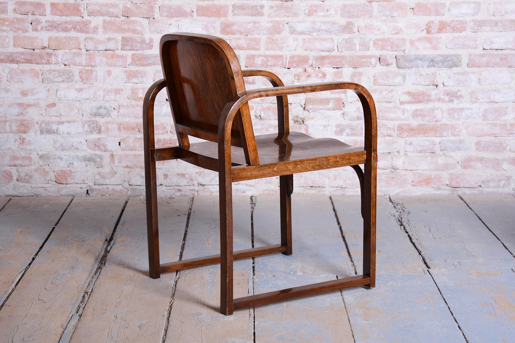 Milieu du XXe siècle Fauteuil Art Déco restauré, par Tatra, Pravenec, en hêtre, poli, tchèque, années 1930 en vente