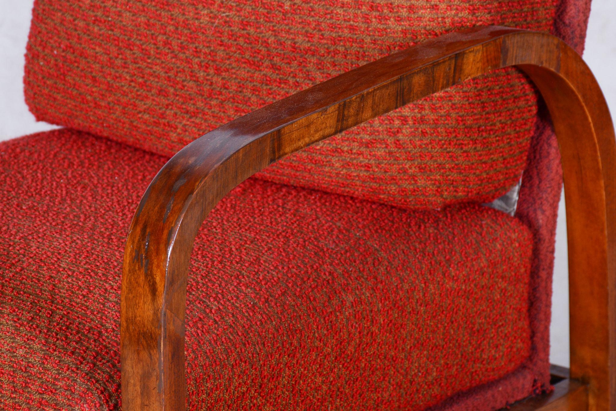 Restored Art Deco Armchair, Original Upholstery, Walnut, Veneer, Czech, 1930s In Good Condition For Sale In Horomerice, CZ
