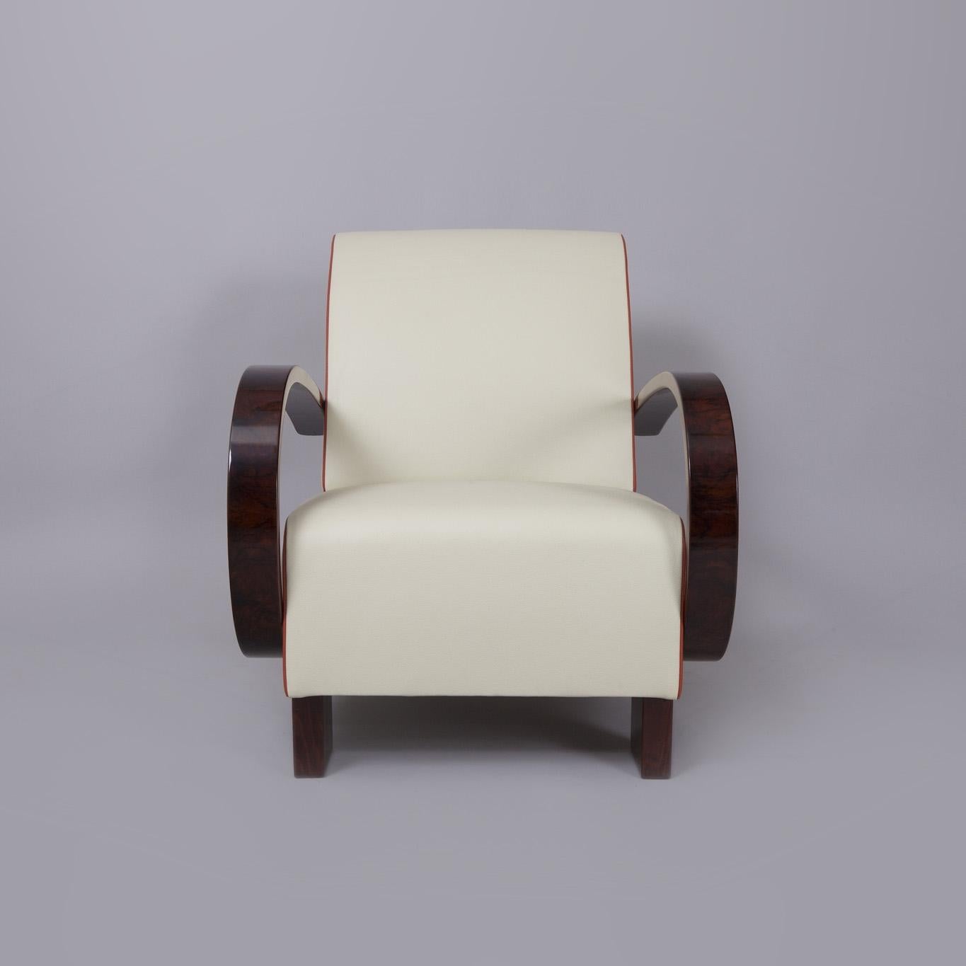 Poltrona Art Deco

Periodo: 1930-1939
Fonte: Cechia (Cecoslovacchia)
Materiale: Noce

Con questa poltrona è possibile cambiare il tessuto (pelle) e il colore del legno.

È stato tappezzato dal nostro team di professionisti in Cecenia. Contattaci per