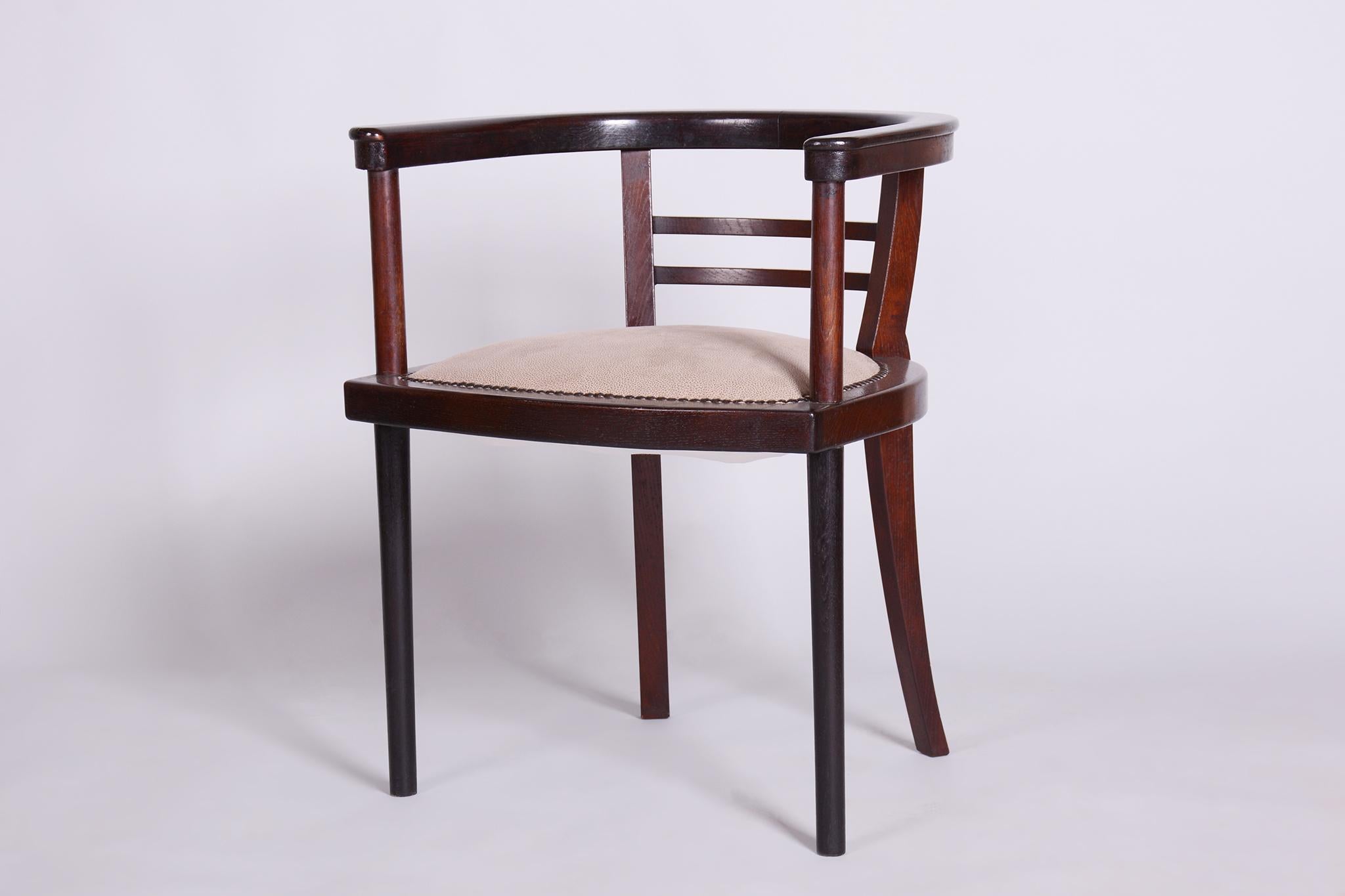 Cet élégant fauteuil Art déco provient d'Autriche et date du début du 20e siècle. Elle est l'œuvre du célèbre architecte Josef Hoffmann et a été produite dans les célèbres ateliers de la Wiener Werkstätte. Le fauteuil est fabriqué en bois d'acajou