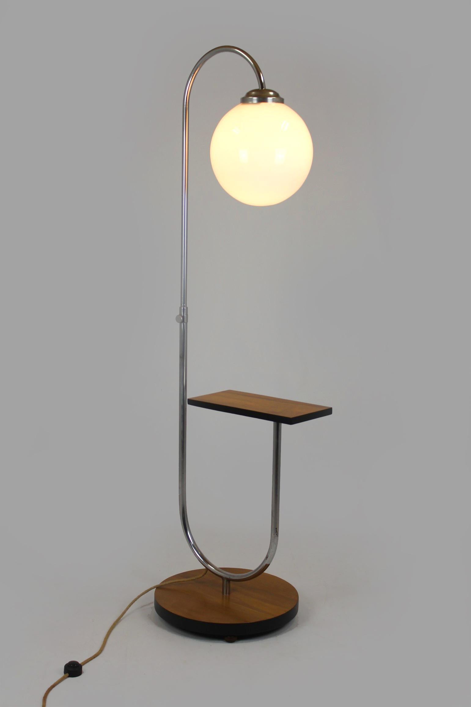 Restored Art Deco Bauhaus Floor Lamp by Jindrich Halabala, 1940s In Good Condition For Sale In Żory, PL