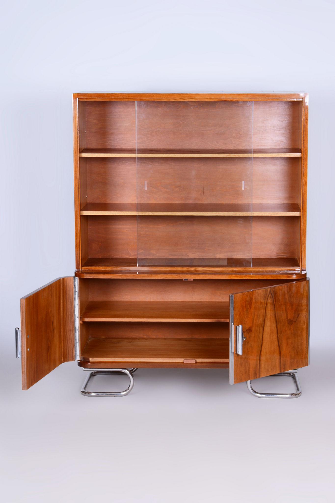 Restored Art Deco Bookcase, by Vichr a spol., Walnut, Glass, Czech, 1930s In Good Condition For Sale In Horomerice, CZ