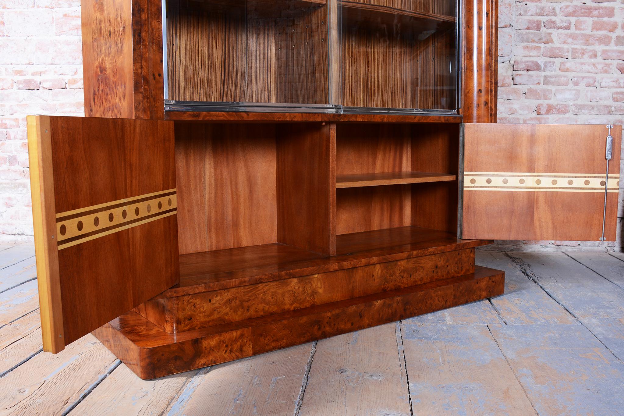 Bibliothèque Art Déco restaurée, orme, acajou, zébrano, poli, France, années 1920 en vente 11